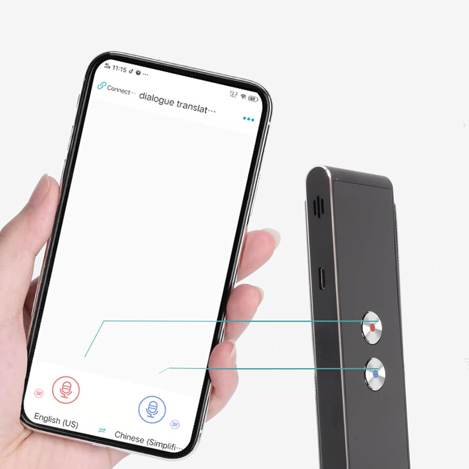 Eine Hand hält ein Telefon, das eine Dialogübersetzungs-App anzeigt. Daneben befindet sich ein schwarzes Gerät mit Knöpfen, beides auf weißem Hintergrund.