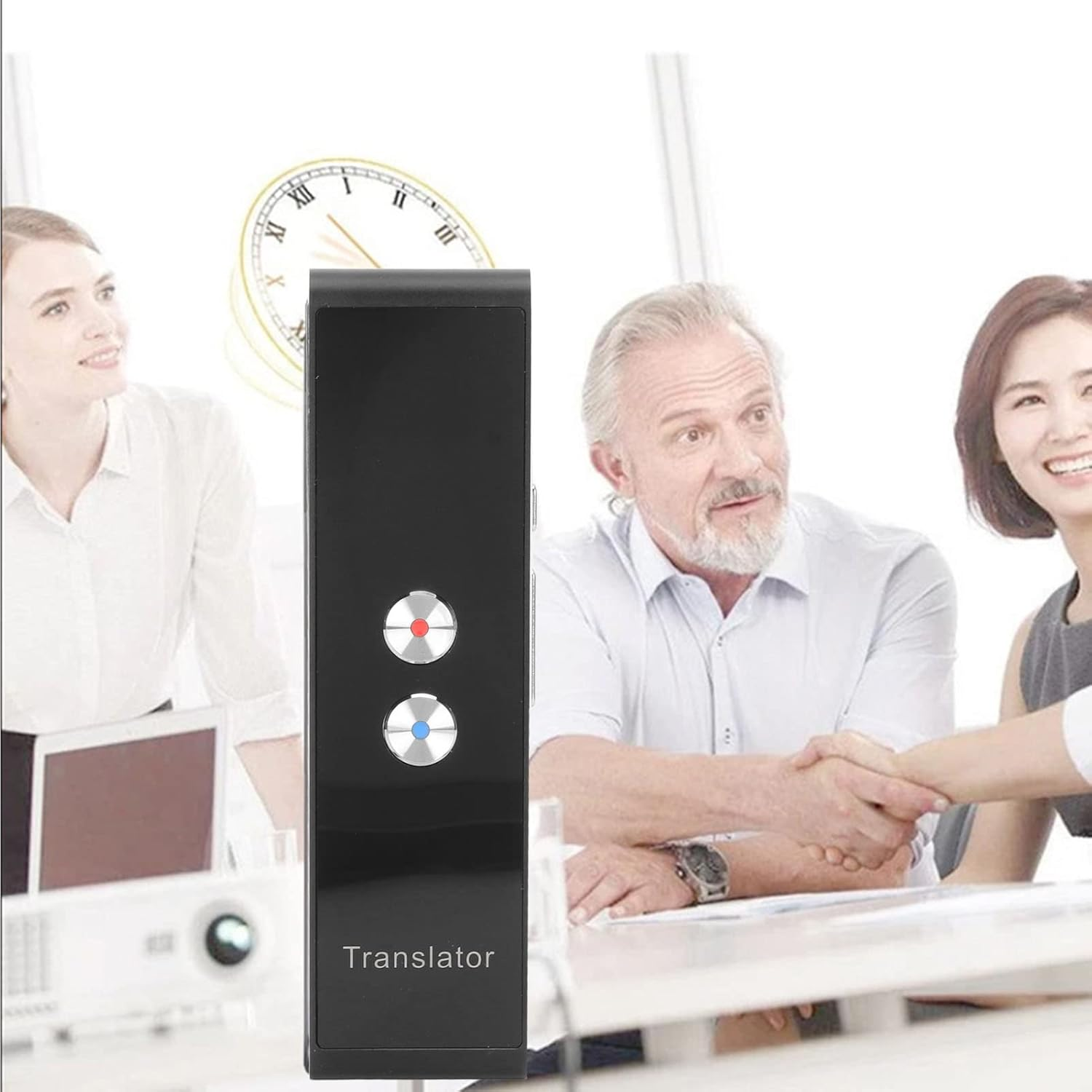 Ein schwarzes Übersetzungsgerät. Im Hintergrund schütteln sich Leute die Hände. Eine Uhr ist an der Wand.