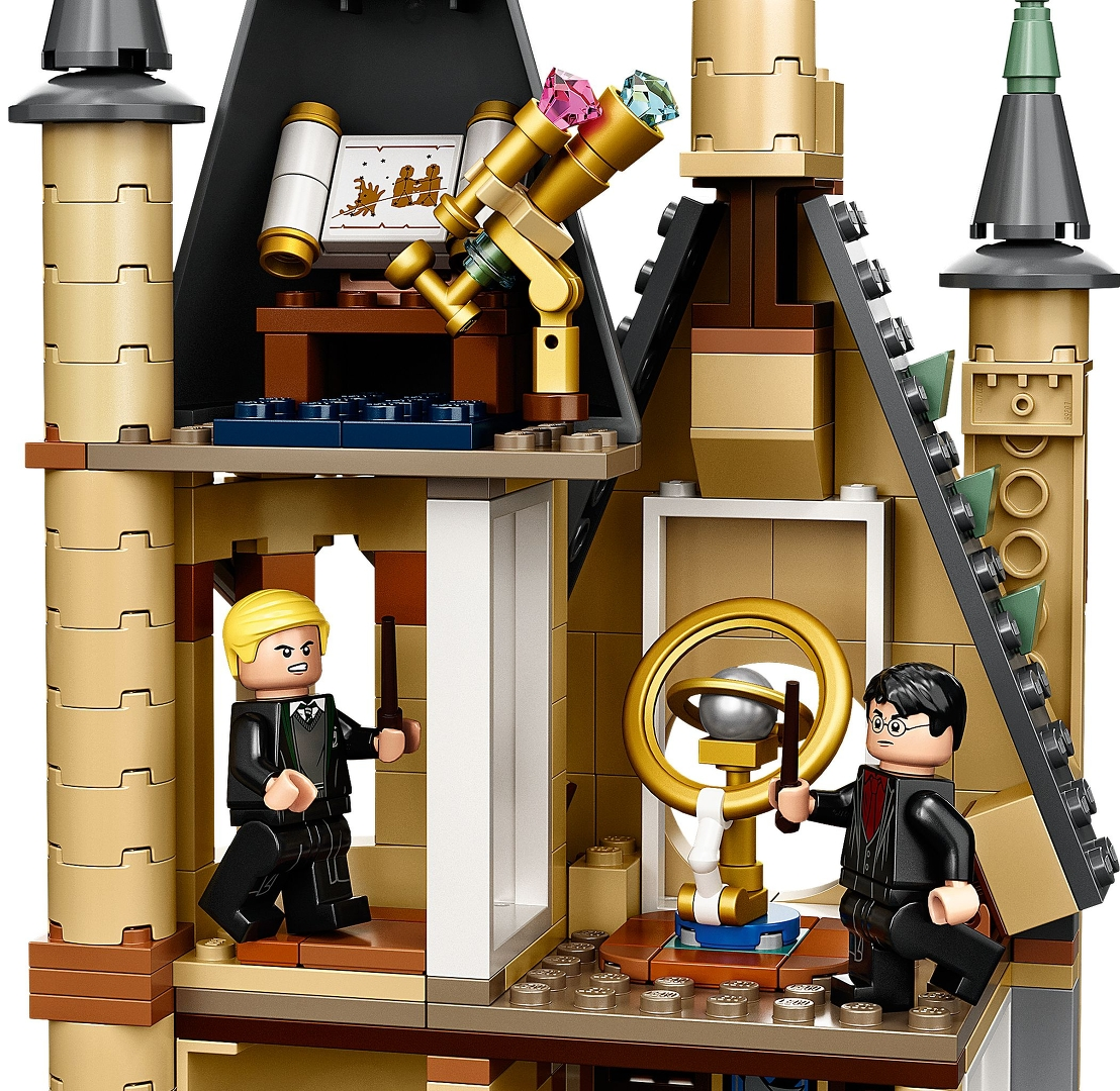 Lego-Set mit zwei Minifiguren, einem Teleskop und einer Armillarsphäre in einem Gebäude. Das Set hat Gold- und Brauntöne.