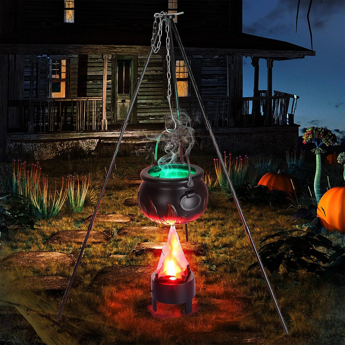 Eine Halloween-Szene mit einem Kessel über einem Feuer, Rauch steigt auf und Kürbissen. Ein gruseliges Haus im Hintergrund.