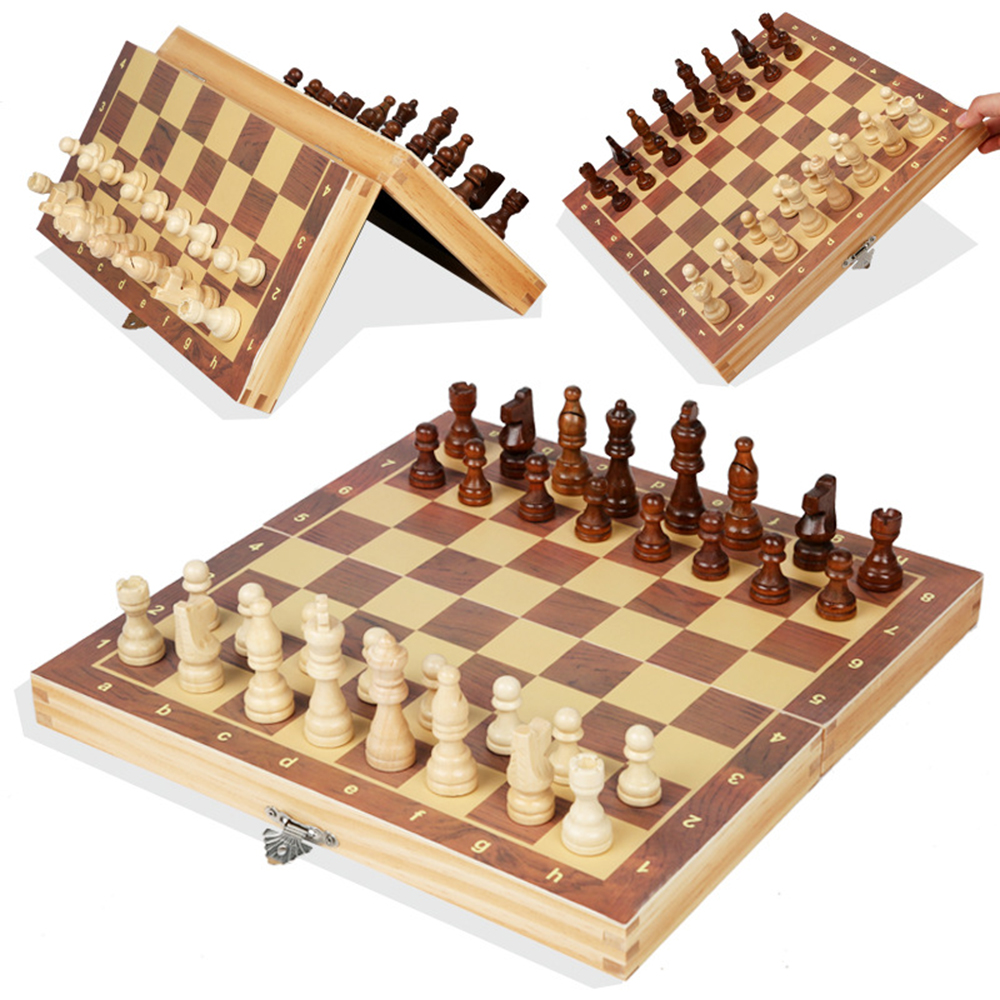 Schachspiel mit Holzbrett und Figuren. Drei Perspektiven zeigen das geöffnete Brett und die aufgebauten Figuren. Weiß und Braun.