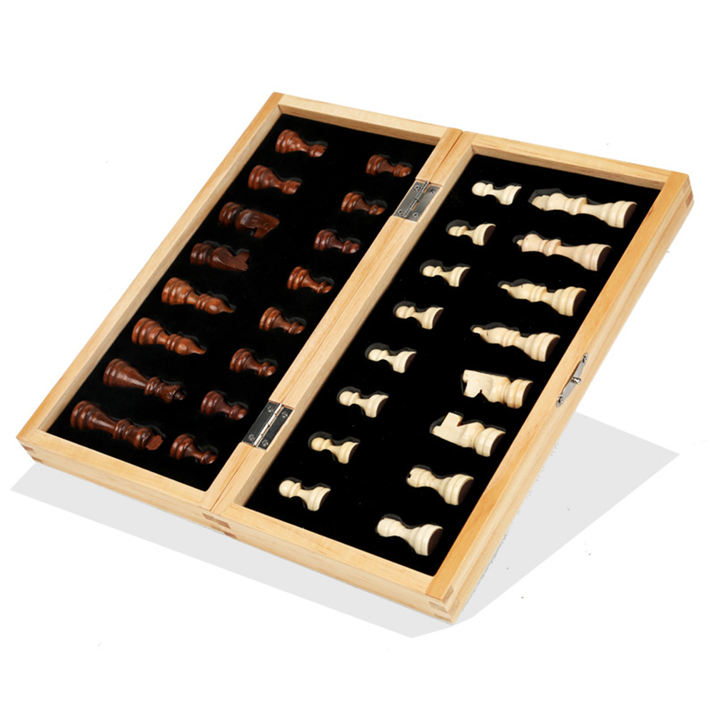 Schachspiel in einer Holzkiste. Dunkle und helle Schachfiguren sind auf schwarzem Filz angeordnet. Die Box ist offen und abgewinkelt.