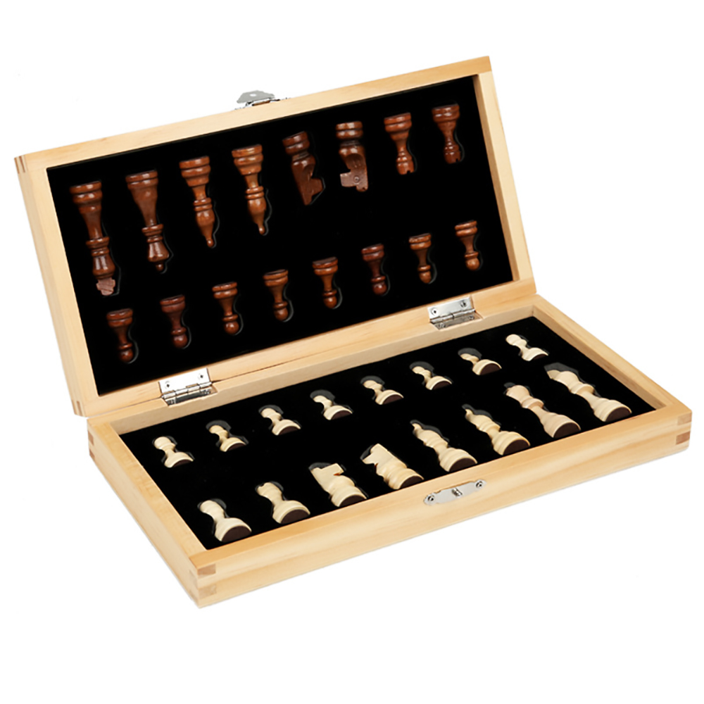 Offenes Schachspiel aus Holz, die Figuren sind ordentlich angeordnet. Dunkelbraune und weiße Schachfiguren in einer Holzbox mit schwarzem Samtfutter.