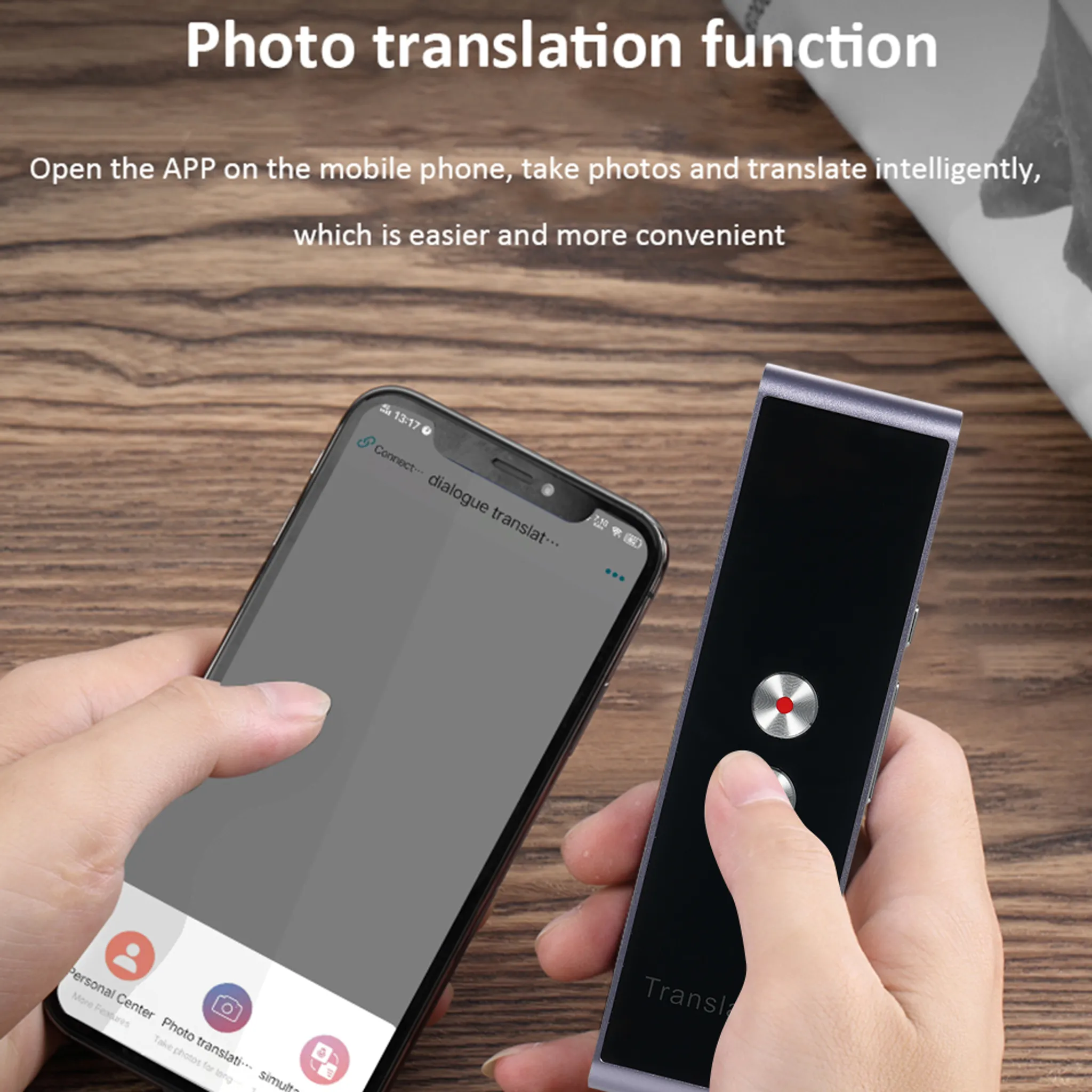 Hände halten ein Smartphone und ein Übersetzungsgerät. Das Telefon zeigt eine App. Das Gerät hat eine Taste.