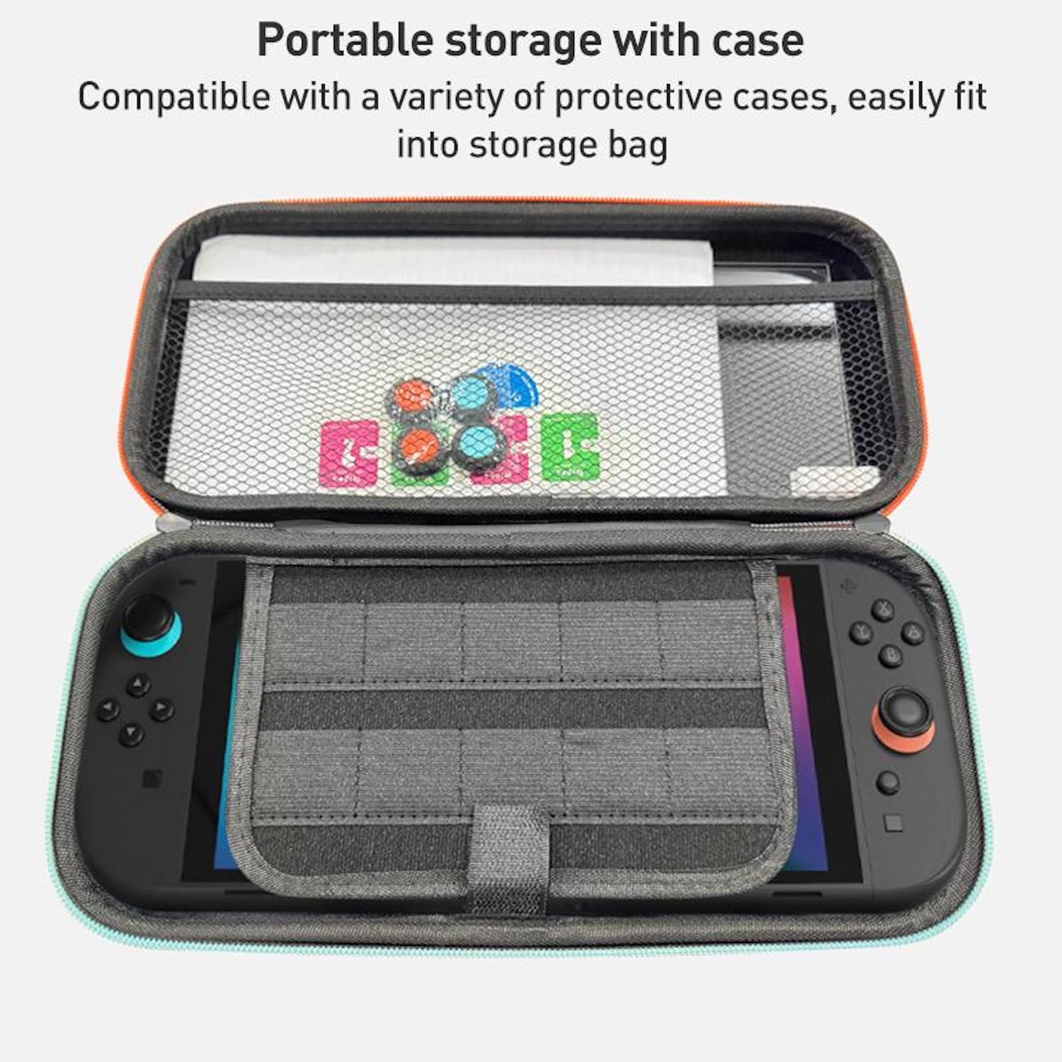 Offene Hülle mit Spielkonsole. Im Inneren der Hülle befindet sich eine weitere Hülle mit mehreren Spielkassetten und einer Netztasche.