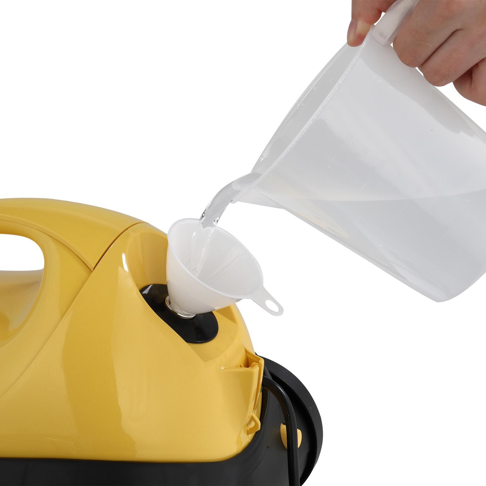 Eine Hand gießt Wasser aus einem durchsichtigen Krug in einen weißen Trichter auf einem gelben Dampfreiniger. Der Hintergrund ist weiß.
