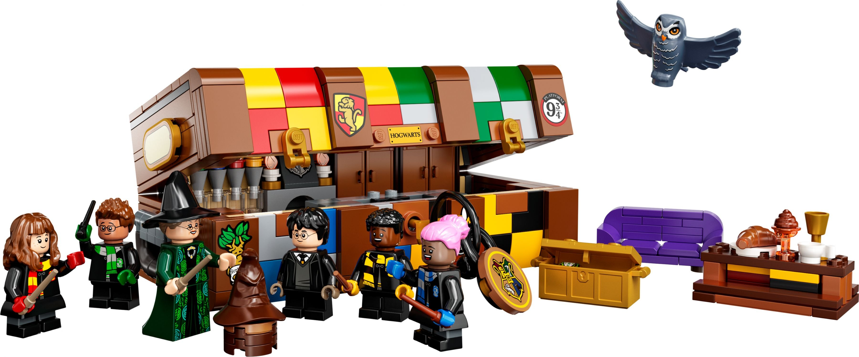 Lego-Set mit Hogwarts-Figuren, einem Bahnhofs-Fassade, einer Truhe und einer Eule. Verschiedene Figuren halten Zauberstäbe.