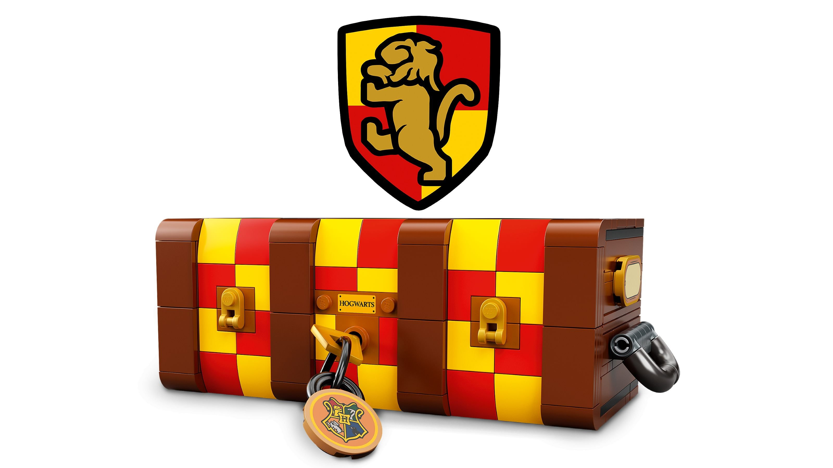 Eine Lego-Truhe mit Hogwarts-Wappen. Die Truhe ist rot, gelb und braun. Ein Vorhängeschloss mit dem Hogwarts-Logo ist befestigt.