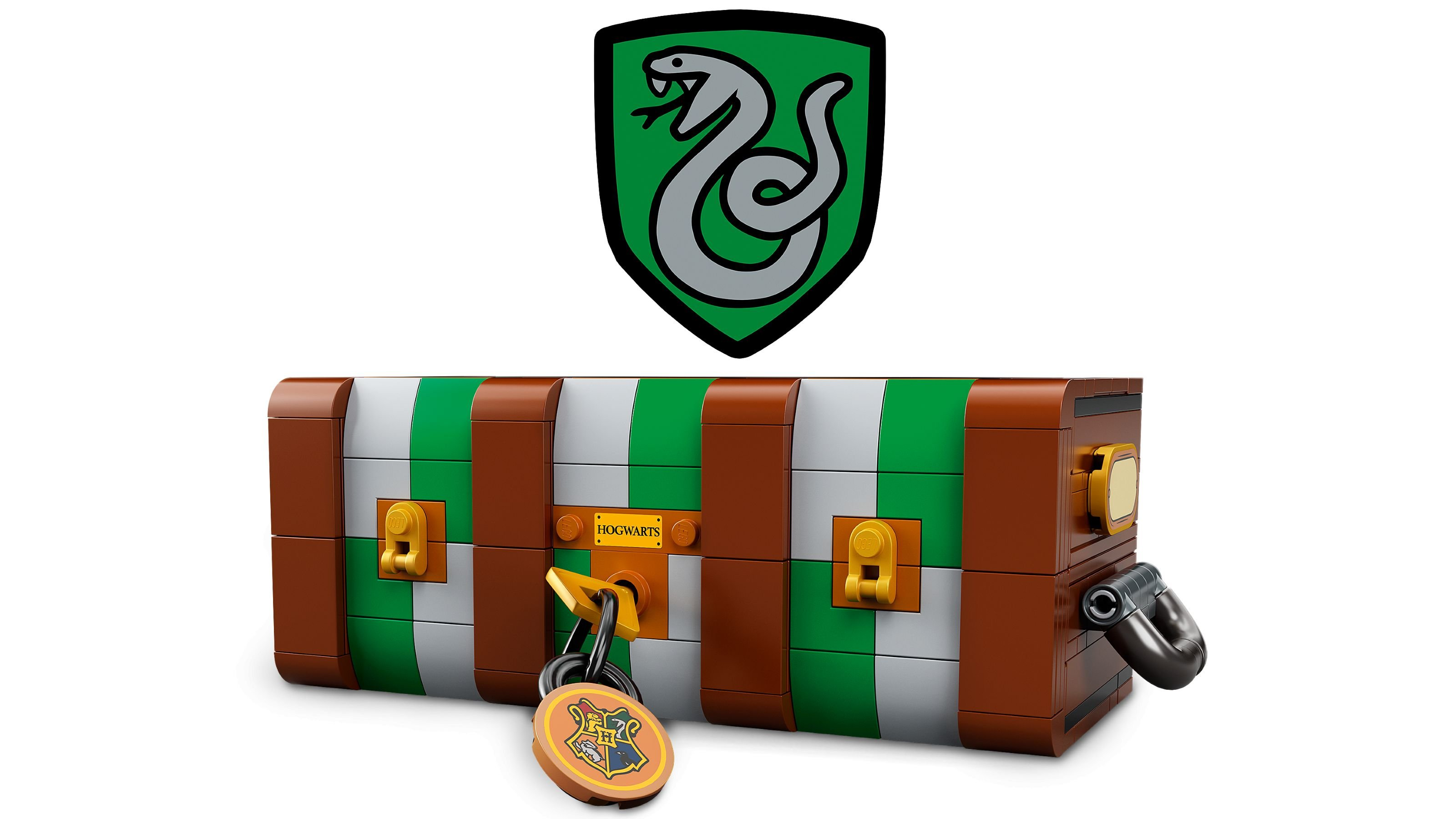 Eine Lego-Truhe mit grünen, weißen und braunen Streifen. Oben befindet sich ein Slytherin-Wappen. Ein Hogwarts-Schlüsselanhänger hängt am Schloss.