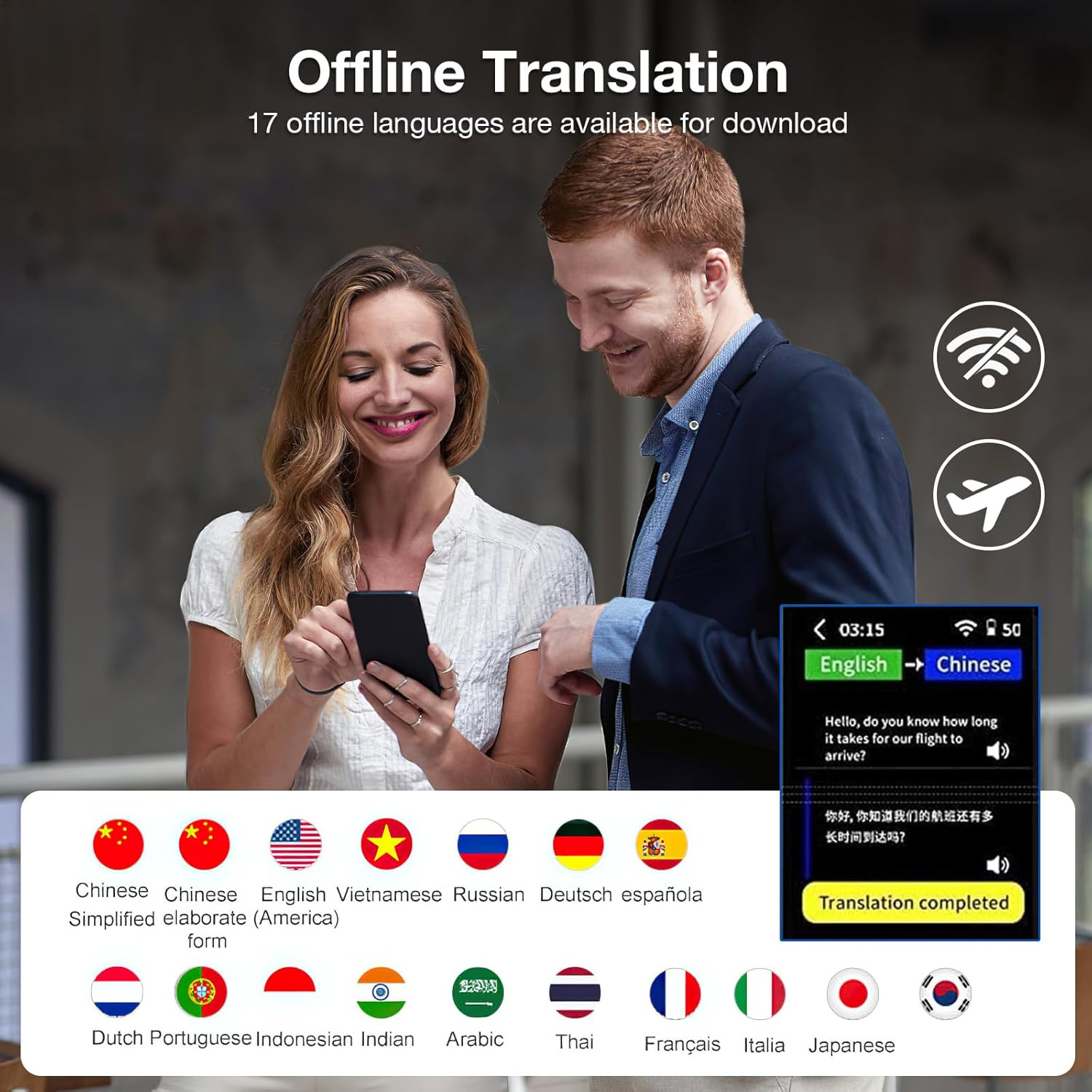 Eine Frau und ein Mann schauen auf ein Telefon. Das Telefon zeigt eine Übersetzungsfunktion. Unten sind Flaggen verschiedener Länder.