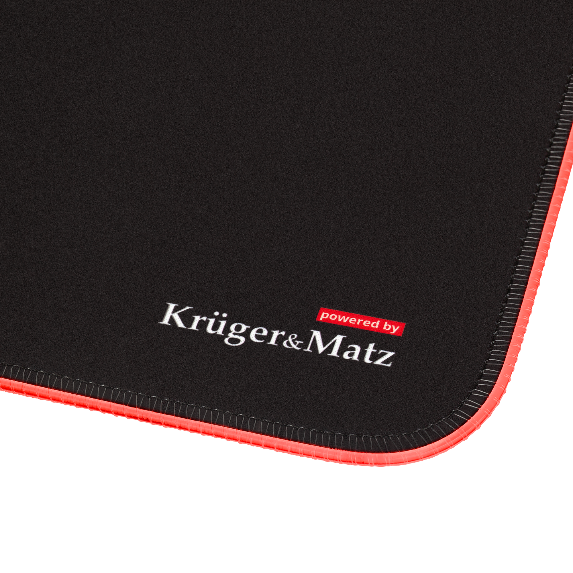 Czarna podkładka pod mysz z czerwoną obwódką. Widoczne napisy 'Kruger & Matz' i 'powered by'.