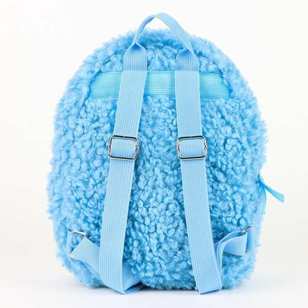 Ein flauschiger, hellblauer Rucksack mit verstellbaren Trägern und silbernen Schnallen. Der Hintergrund ist schlicht weiß.