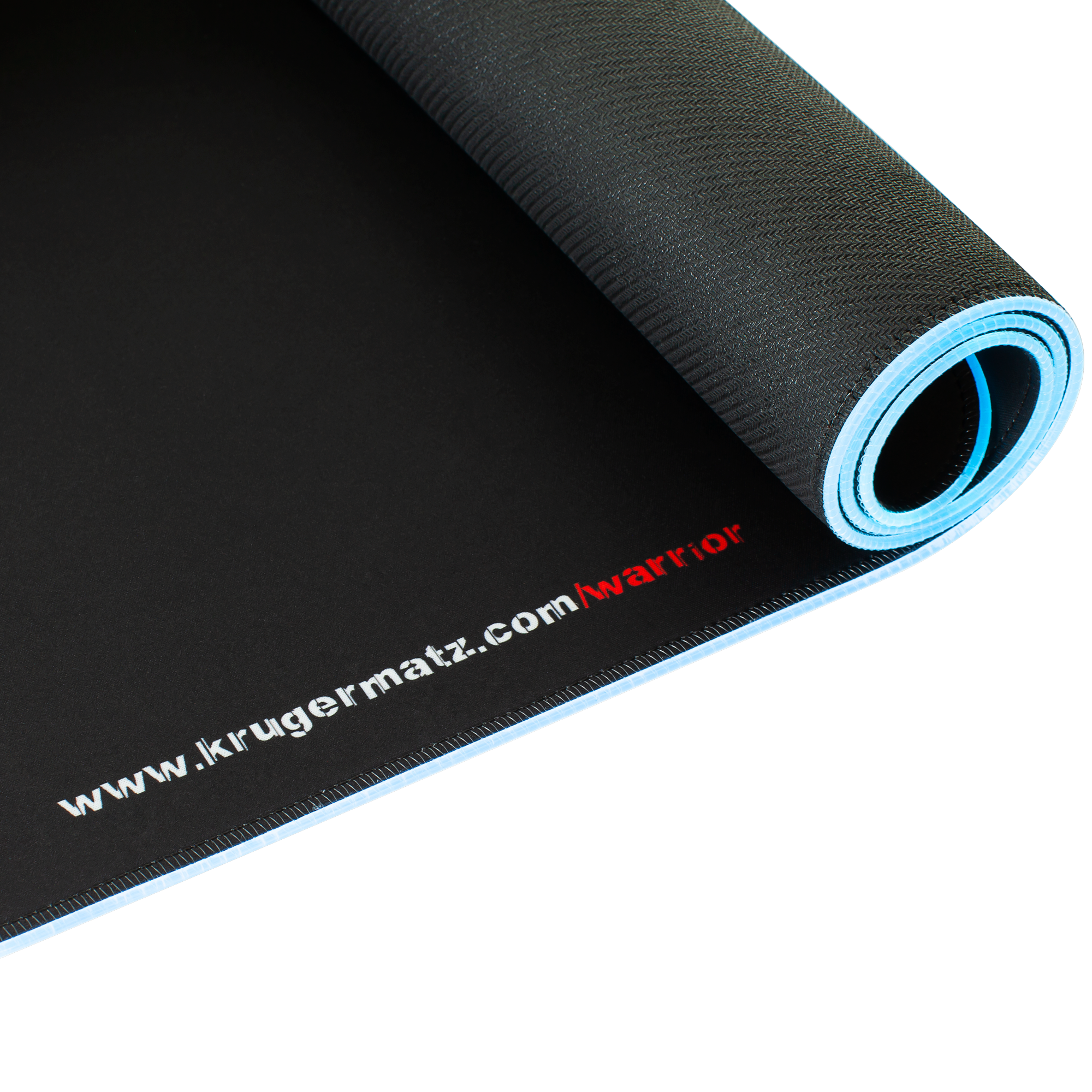 Czarno-niebieska mata do jogi zwinięta. Mata ma teksturowaną powierzchnię, a na niej wydrukowano słowa www.krugermatz.com/warrior.