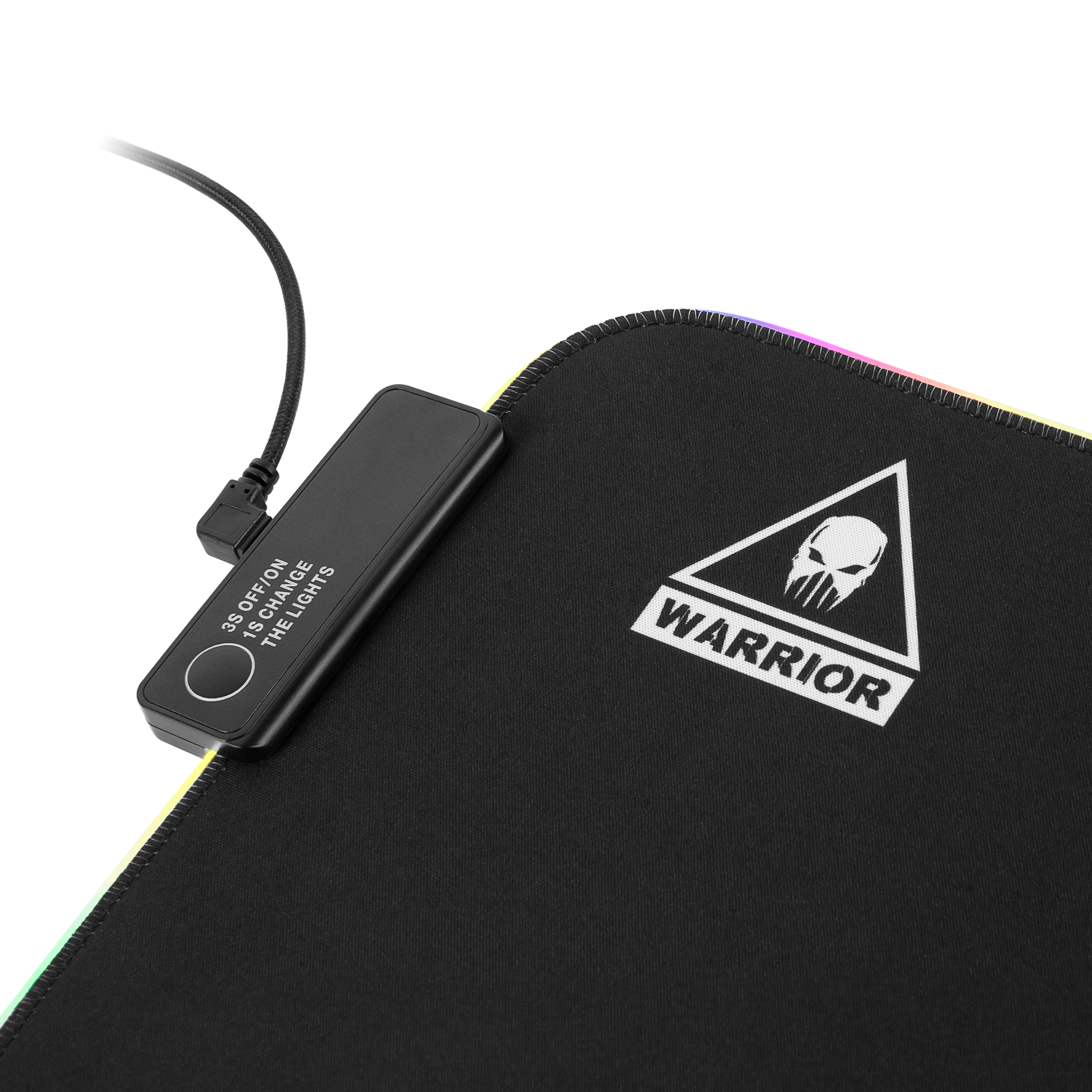 Czarna podkładka pod mysz z logo 'WARRIOR'. Po lewej czarny kontroler z tekstem. Podkładka ma kolorową krawędź.