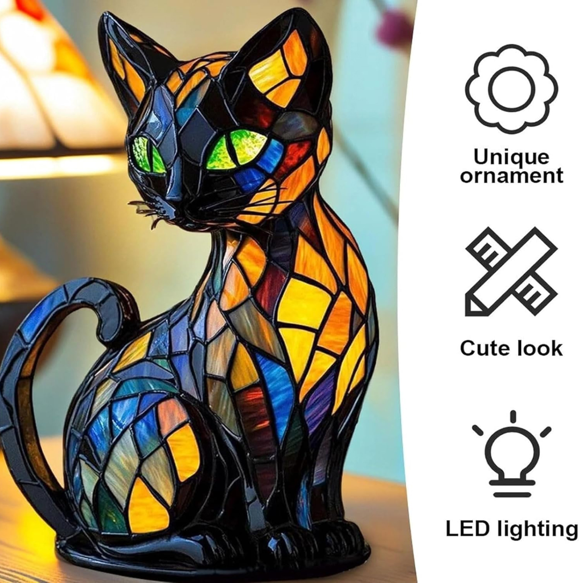 Eine Katze-Statue aus Buntglas mit grünen Augen, in Schwarz, Orange, Gelb und Blau. Es steht auf einer Holzoberfläche. Text sagt einzigartiges Ornament, süßes Aussehen und LED-Beleuchtung.
