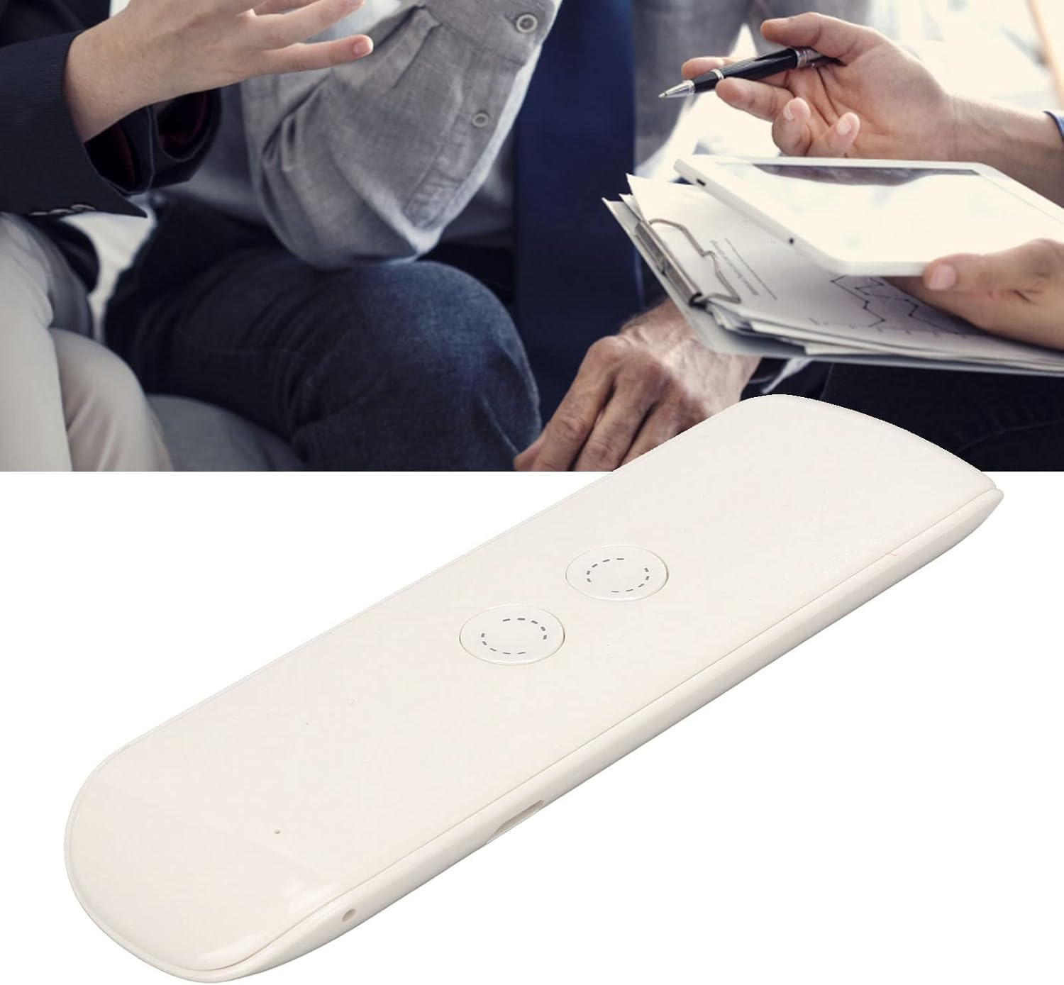 Eine weiße Fernbedienung liegt im Vordergrund. Im Hintergrund befinden sich Personen in einer Besprechung, eine Person hält Stift und Tablet.