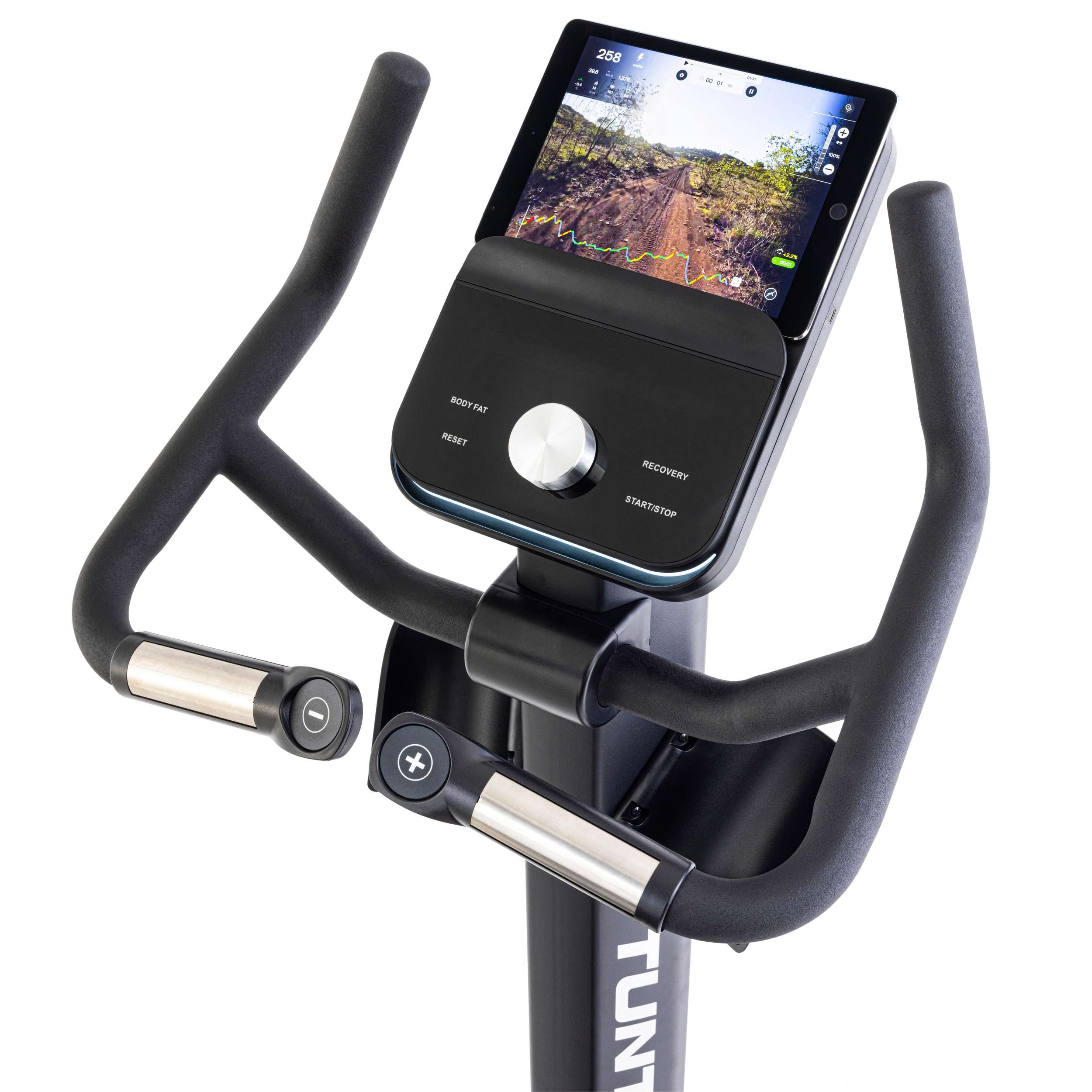 Hometrainer met tablet met een weg. Zwart frame met handgrepen en bedieningspaneel.