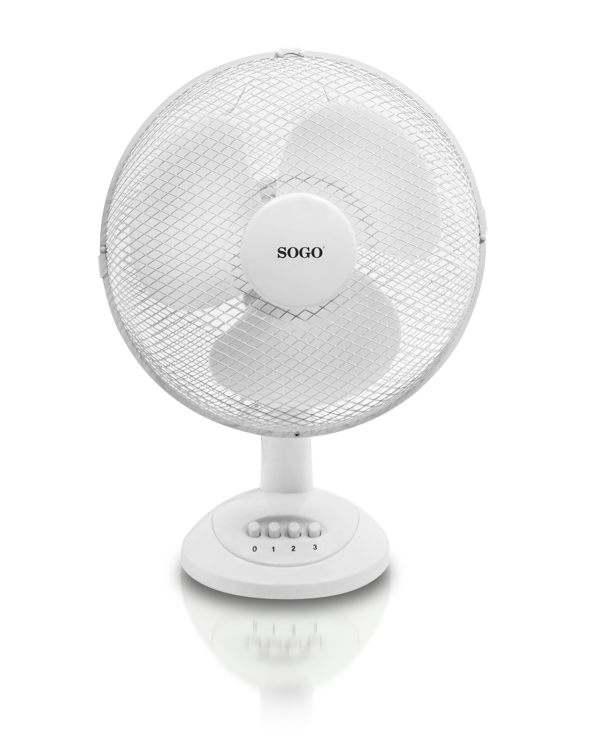 Un ventilador de escritorio SOGO blanco con una rejilla protectora, tres aspas y una base con ajustes de velocidad 0-3. El fondo es negro.