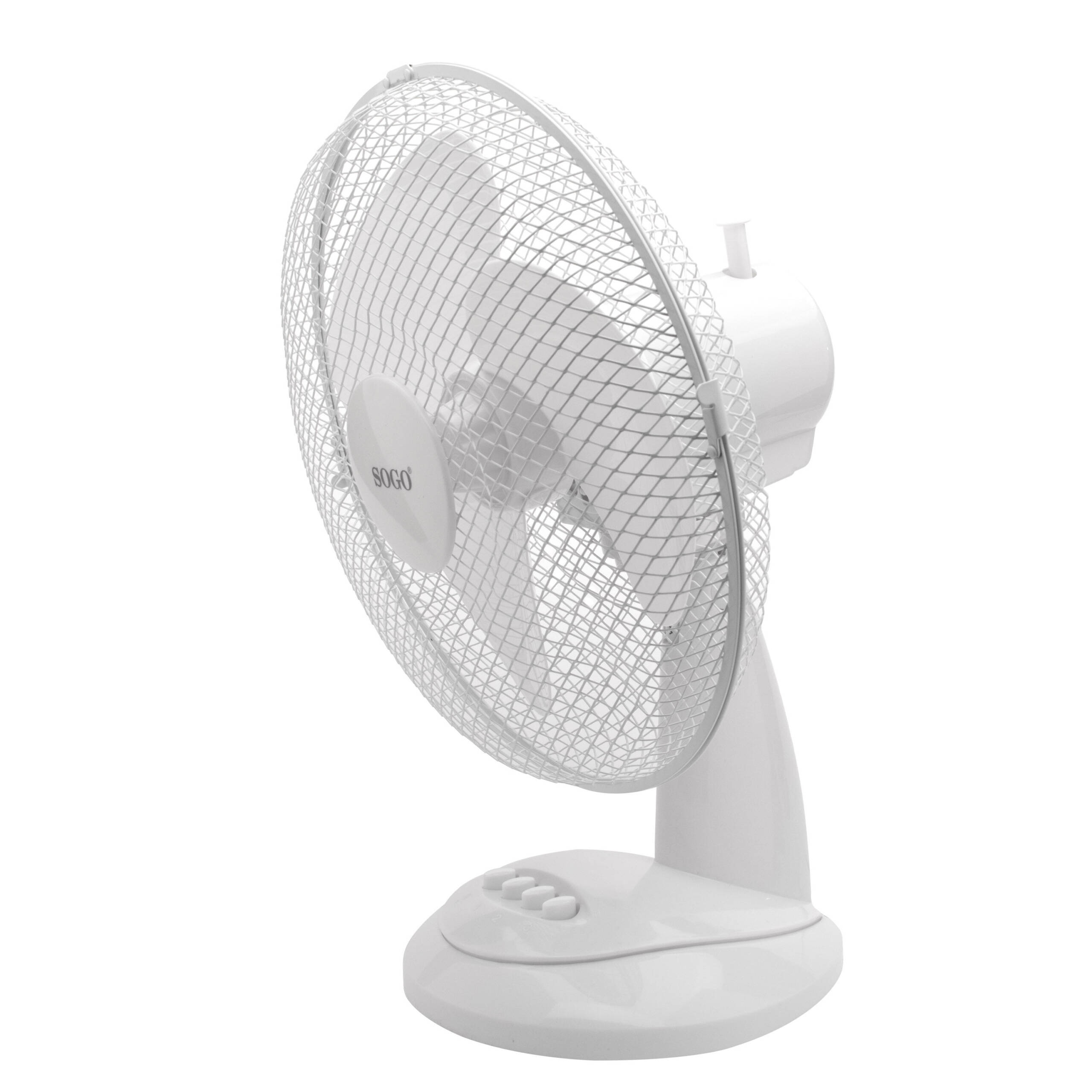 Un ventilador de escritorio blanco SOGO está sobre una superficie blanca. El ventilador tiene una rejilla protectora y botones de control.