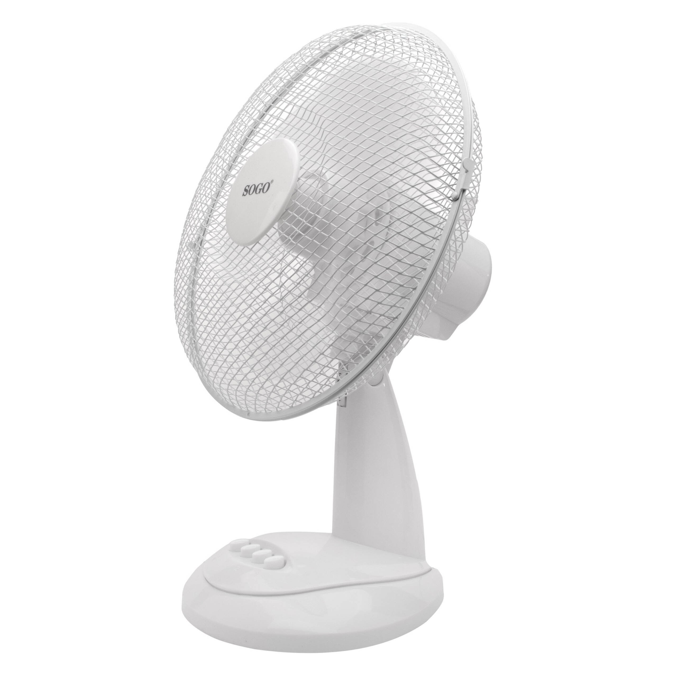 Un ventilador de escritorio SOGO blanco. Tiene una base redonda blanca y una jaula blanca. La marca está impresa en el ventilador.