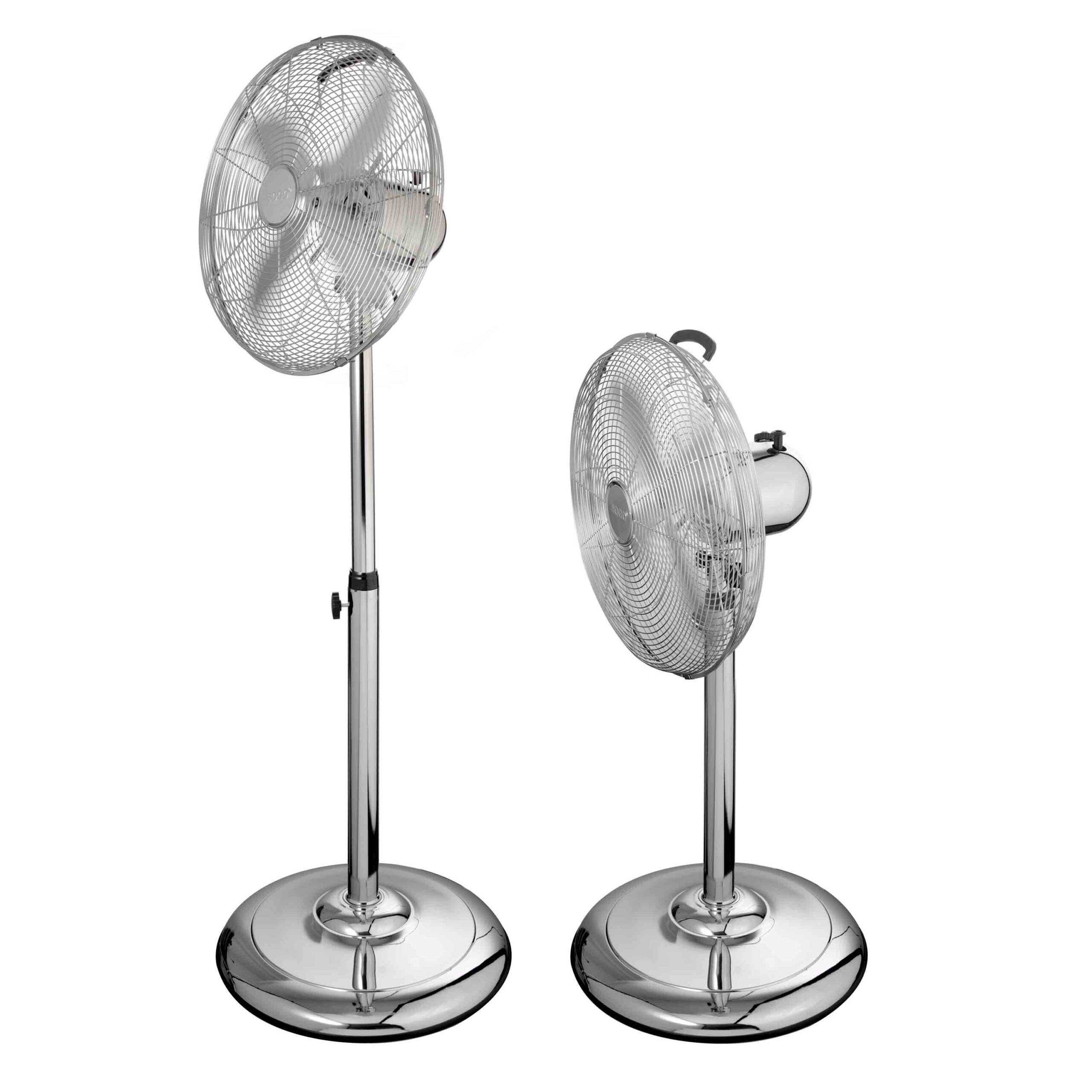 Dos ventiladores de pie cromados. Cada uno tiene base redonda, poste central y cabezal circular con rejilla.