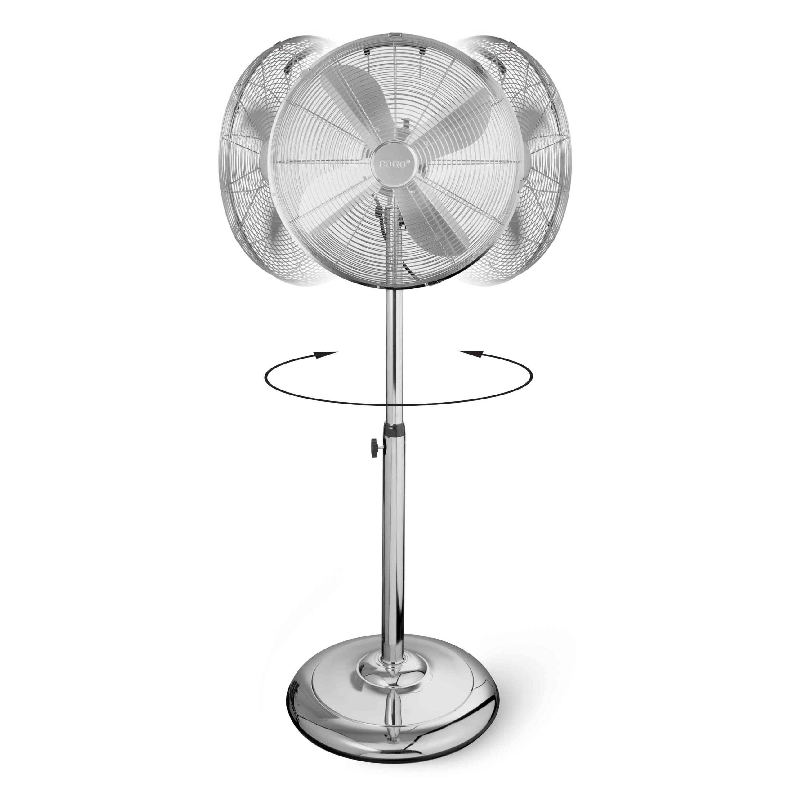 Un ventilador oscilante plateado sobre un soporte. El ventilador es redondo, con jaula metálica y tres aspas.