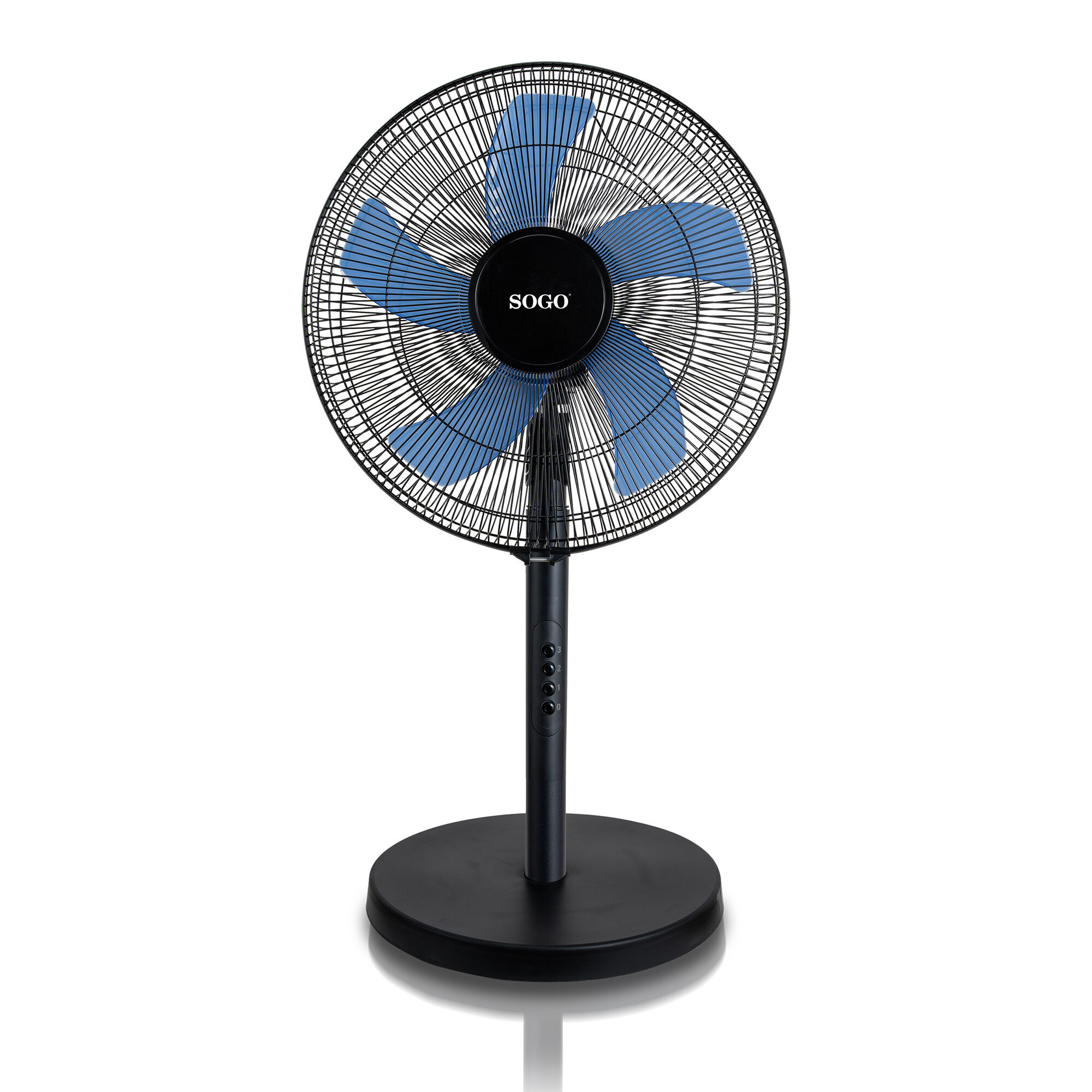 Un ventilador de pie SOGO negro con aspas azules. Está sobre una base negra, sobre un fondo blanco. El ventilador tiene cuatro ajustes de velocidad.
