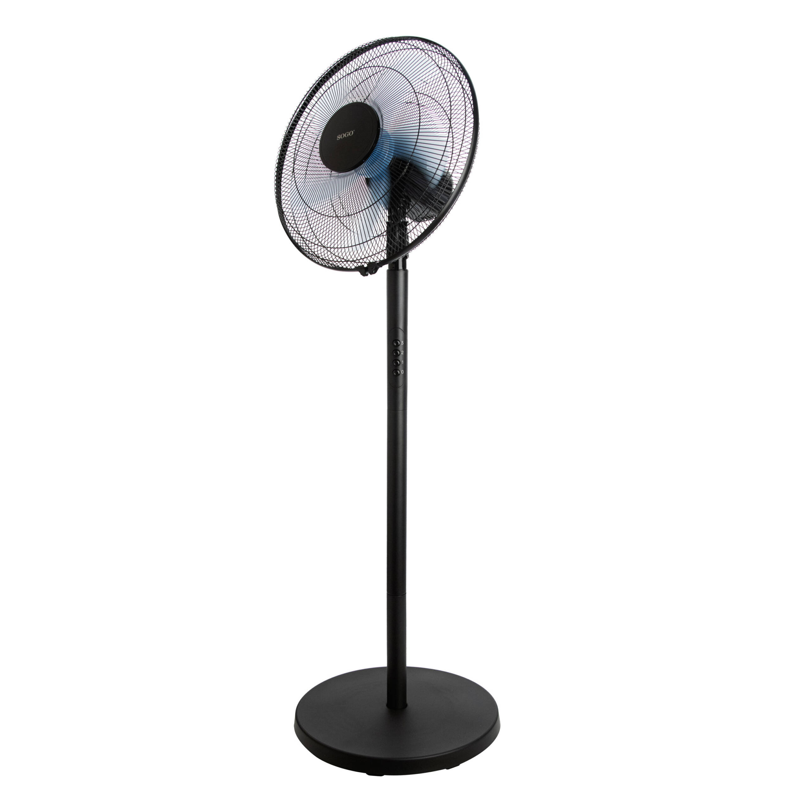 Un ventilador de pie SOGO negro sobre un fondo blanco. Tiene base redonda, tallo alto y cabezal circular.