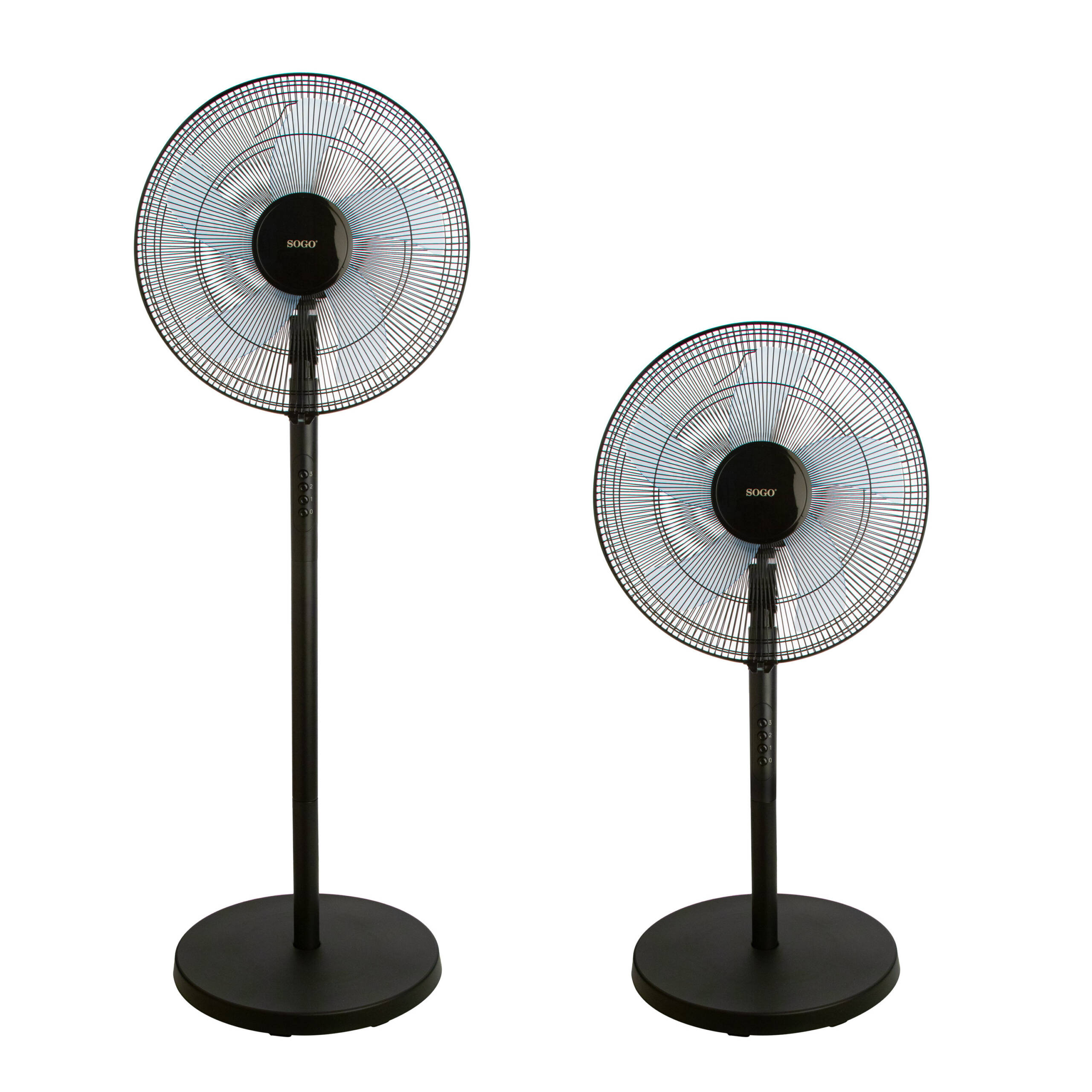 Dos ventiladores SOGO negros, uno alto y otro bajo, sobre un fondo blanco. Cada ventilador tiene un cabezal redondo y una base circular.