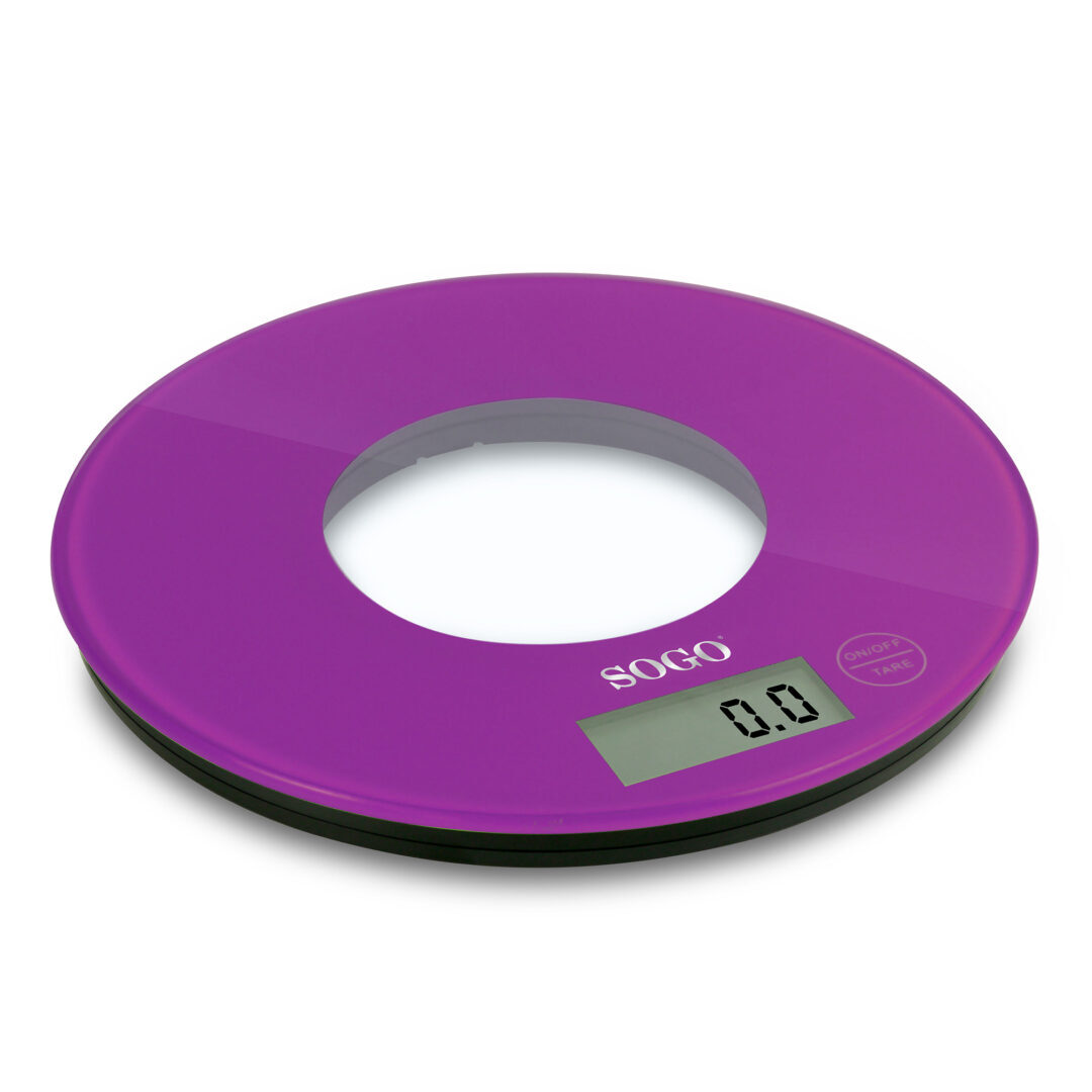 Una báscula de cocina redonda y morada de SOGO con una pantalla digital que muestra 0.0. Tiene una base negra y un agujero circular en el centro.