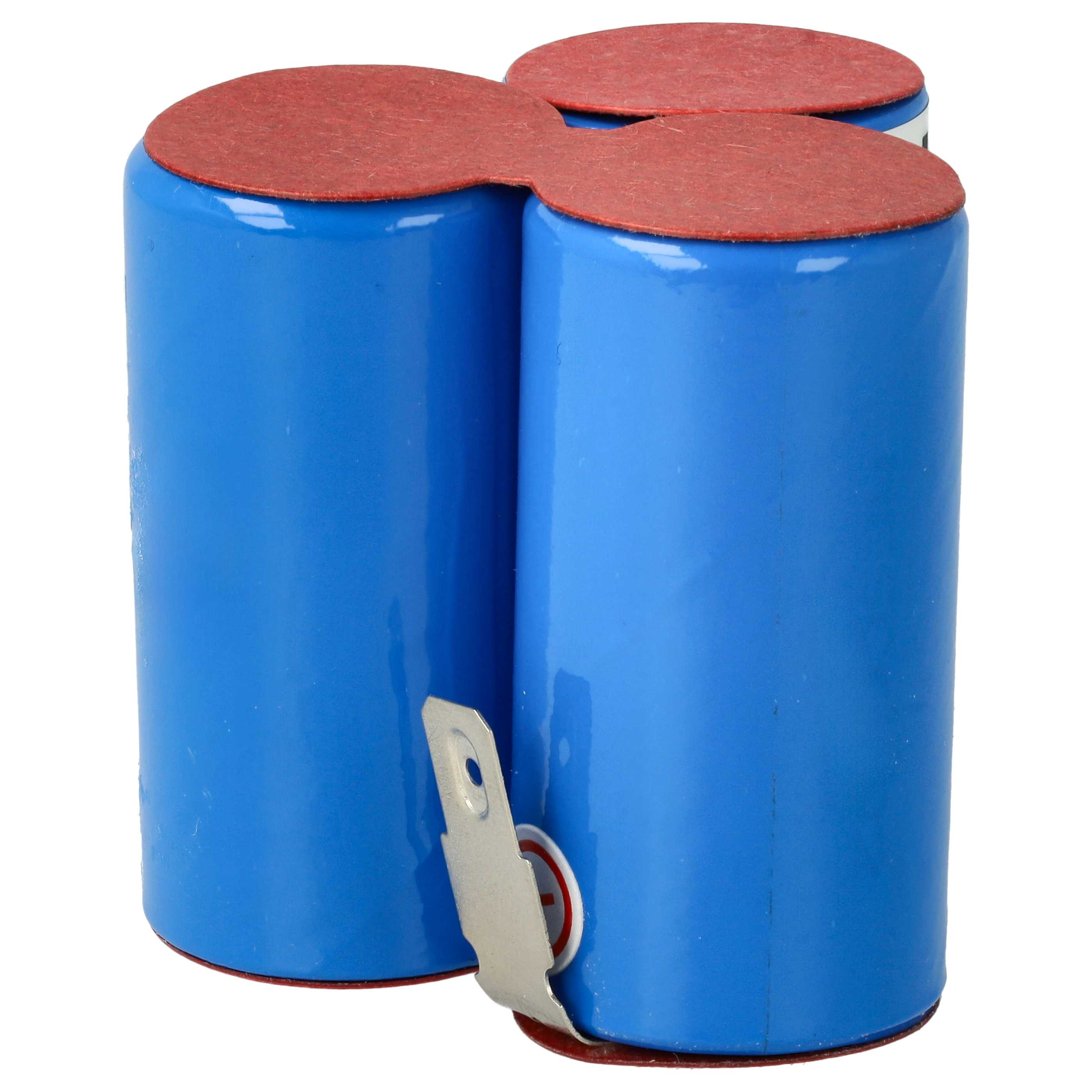 Drei blaue zylindrische Batterien mit roten Deckeln. An einer ist eine Metalllasche befestigt. Weißer Hintergrund.