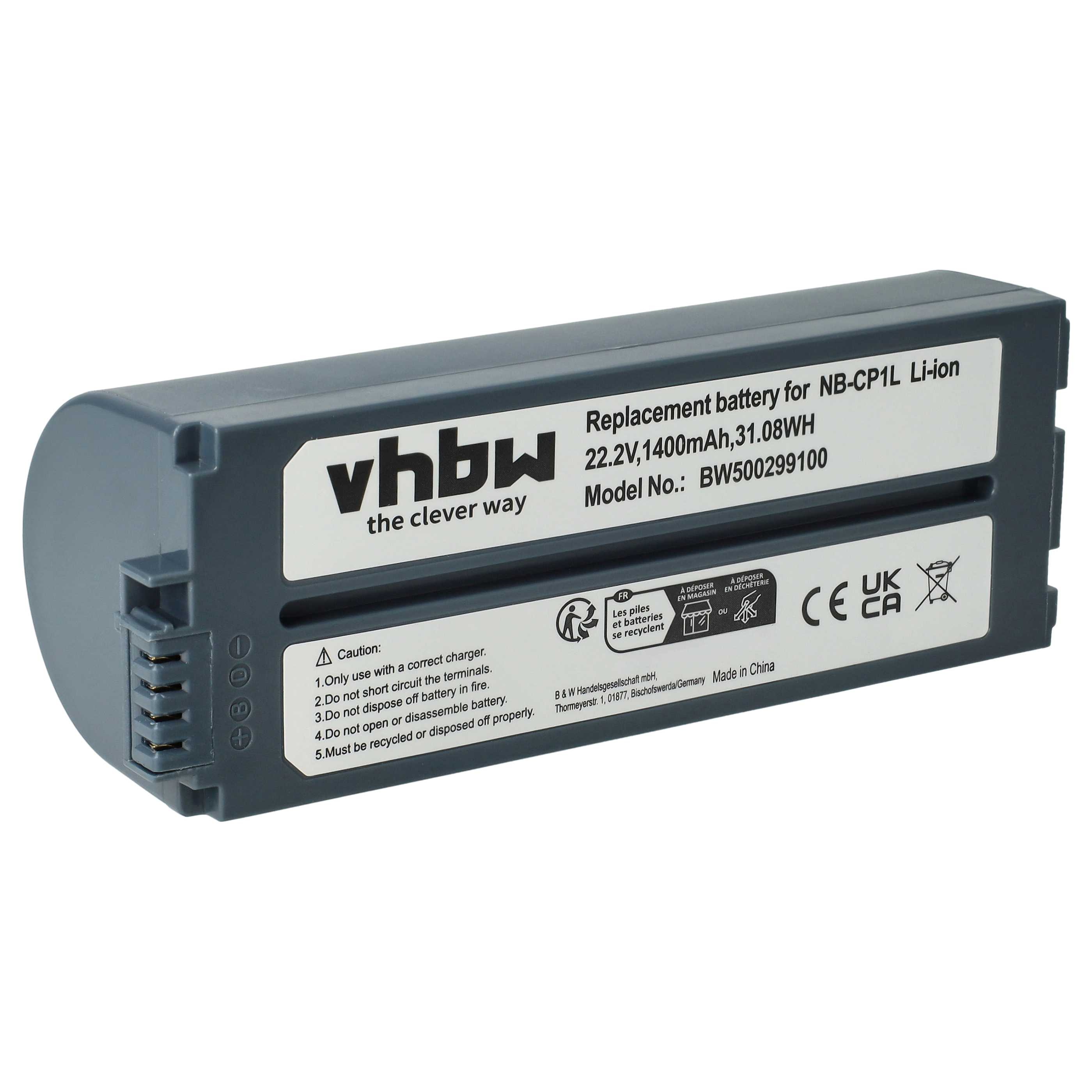 Graue Batterie mit weißen Etiketten. Text beinhaltet Marke, Modell, Spannung und Recyclinginformationen.