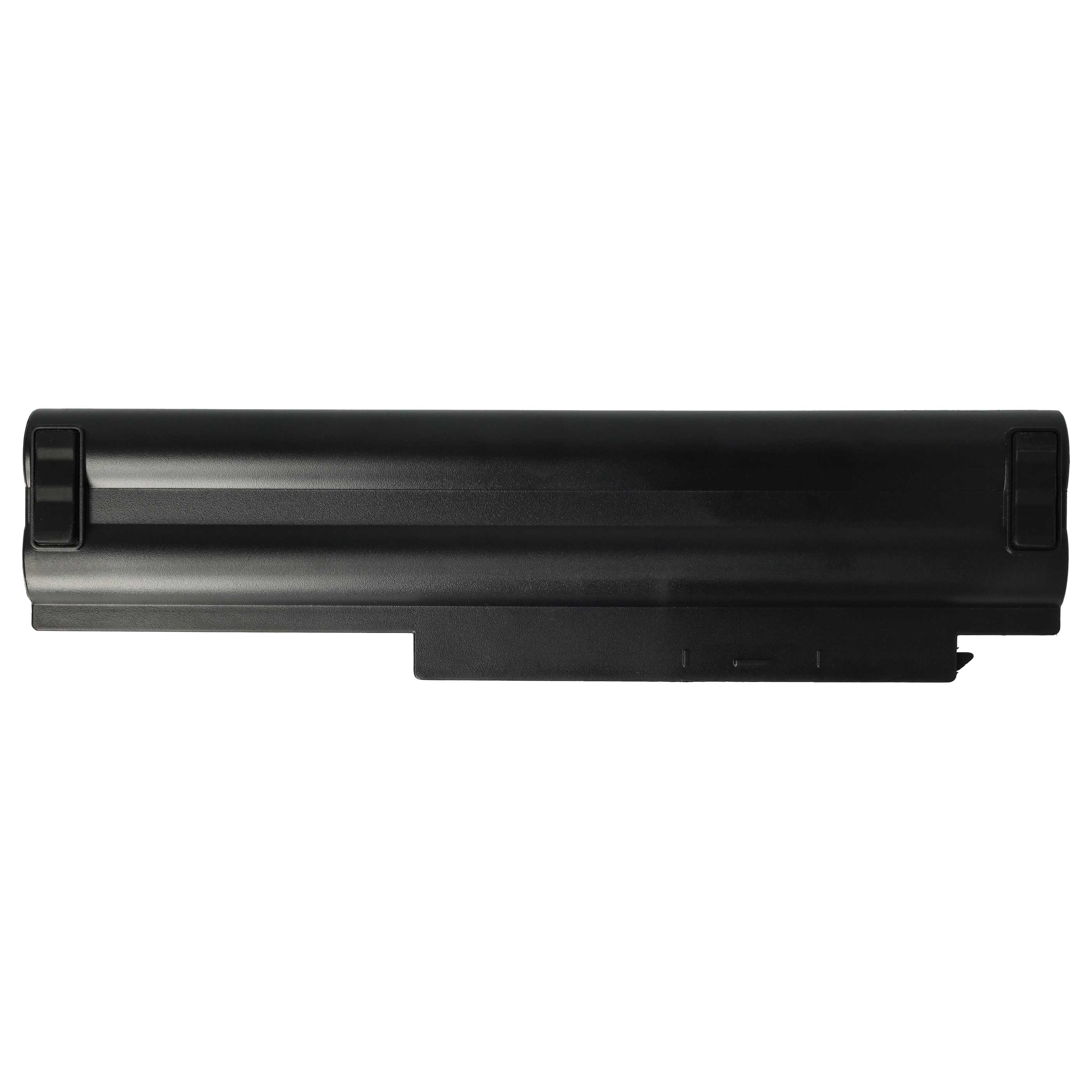 Una batteria nera per laptop su sfondo bianco. Forma rettangolare con superficie a coste e estremità connettore.