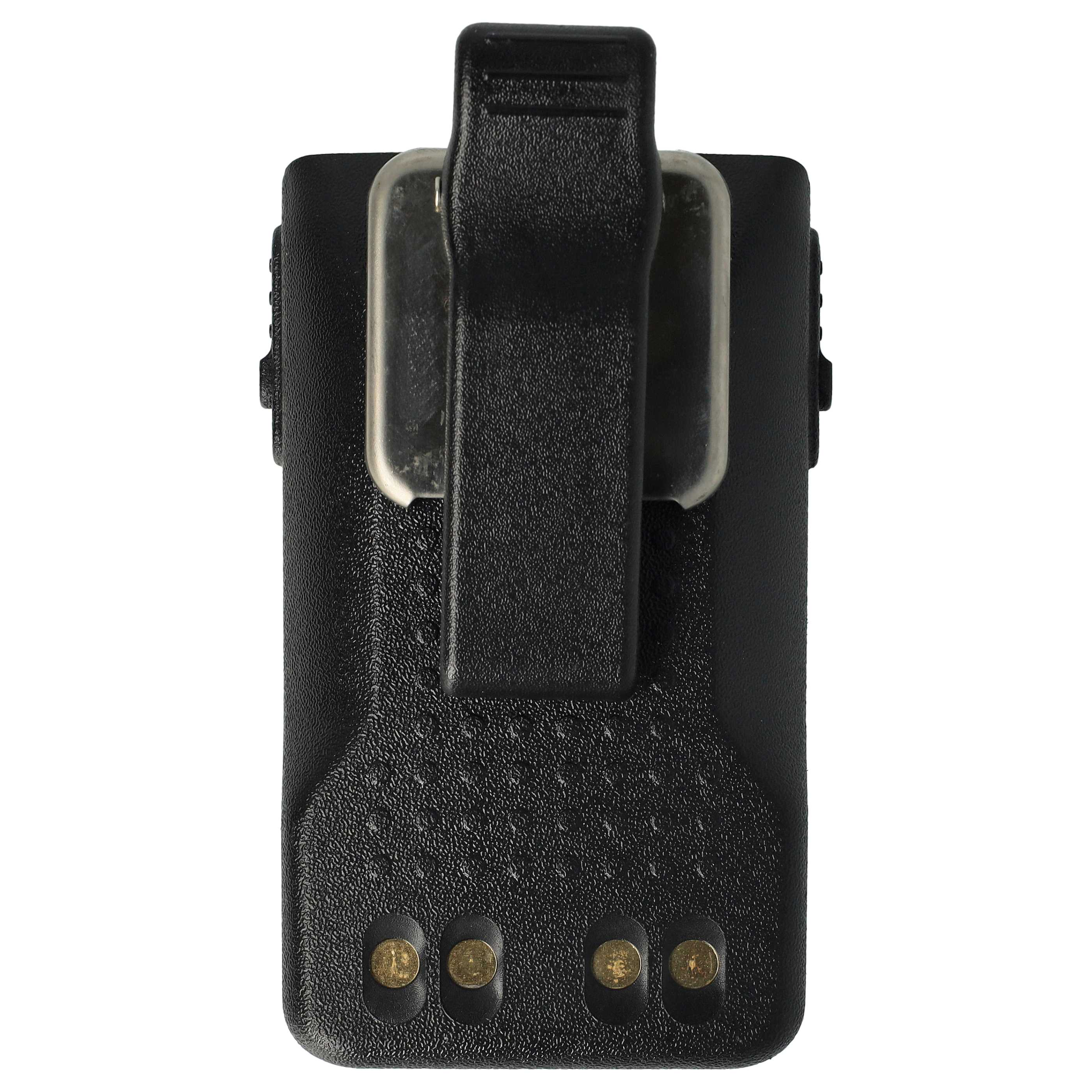 Ein schwarzes Akku-Pack mit Gürtelclip. Der Boden hat vier goldfarbene Kontaktpunkte. Der Hintergrund ist weiß.