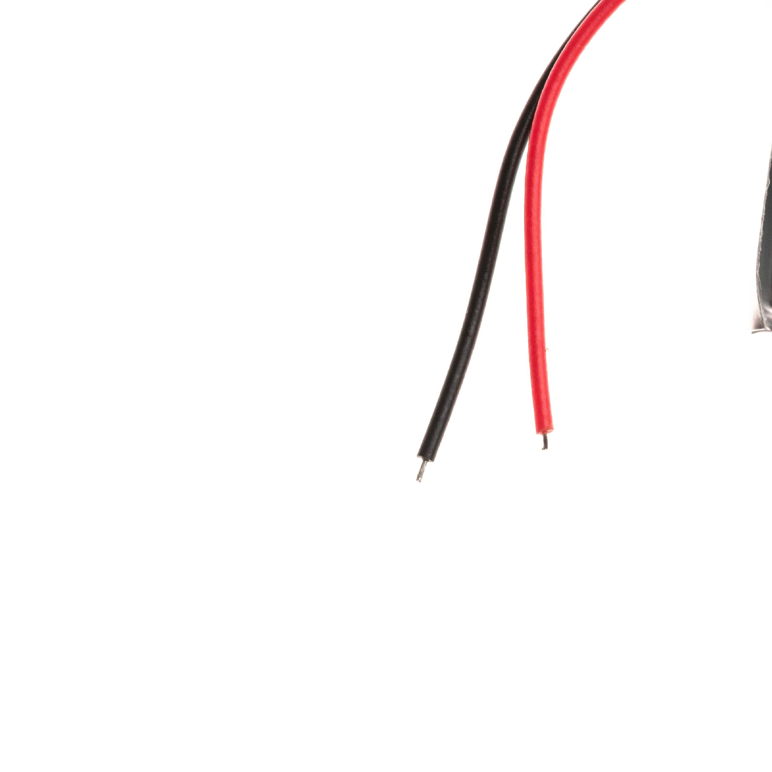 Nahaufnahme zeigt schwarze und rote Elektrokabel auf weißem Hintergrund. Die Drähte sind an den Enden blank.