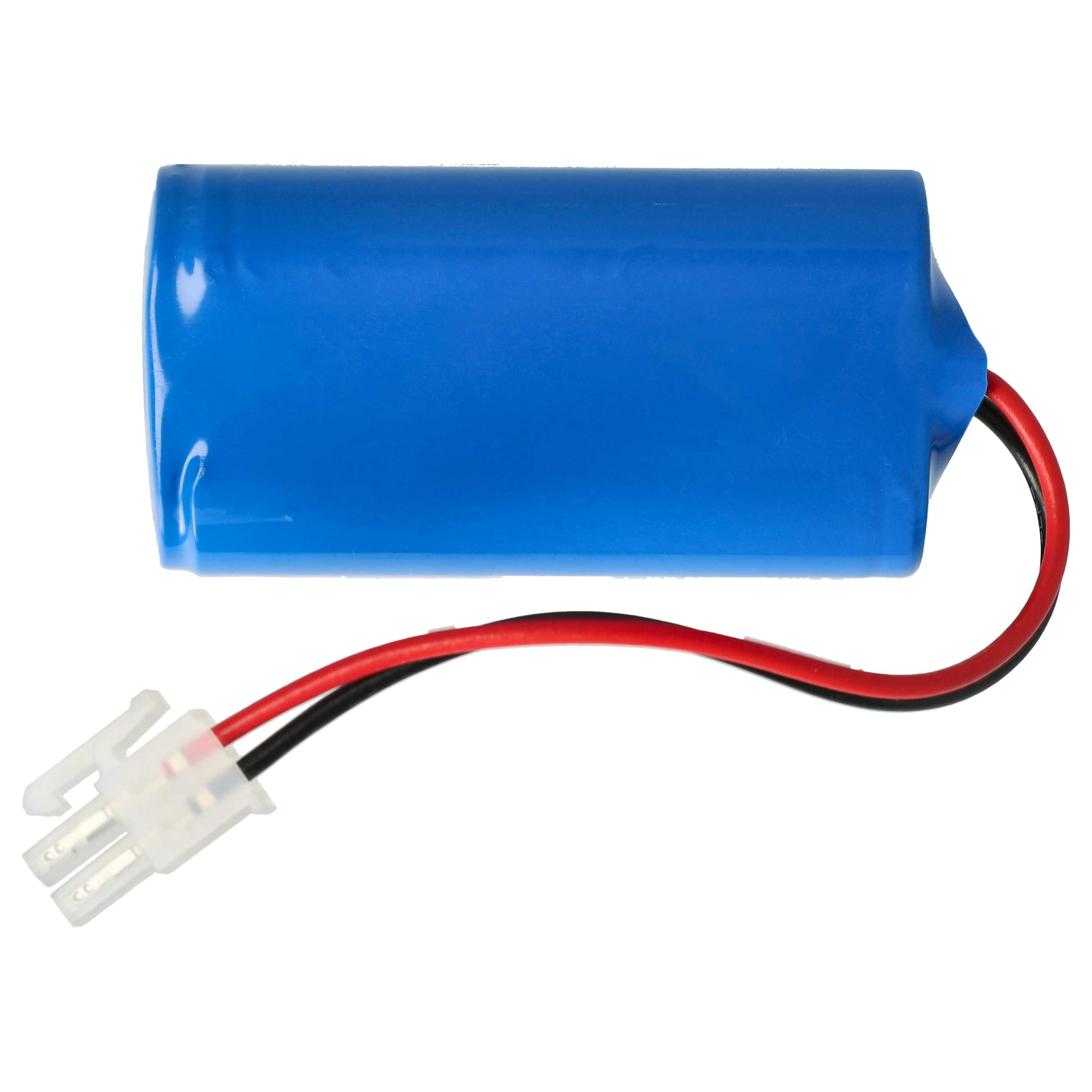 Eine blaue zylindrische Batterie mit roten und schwarzen Drähten und einem weißen Stecker auf weißem Hintergrund.