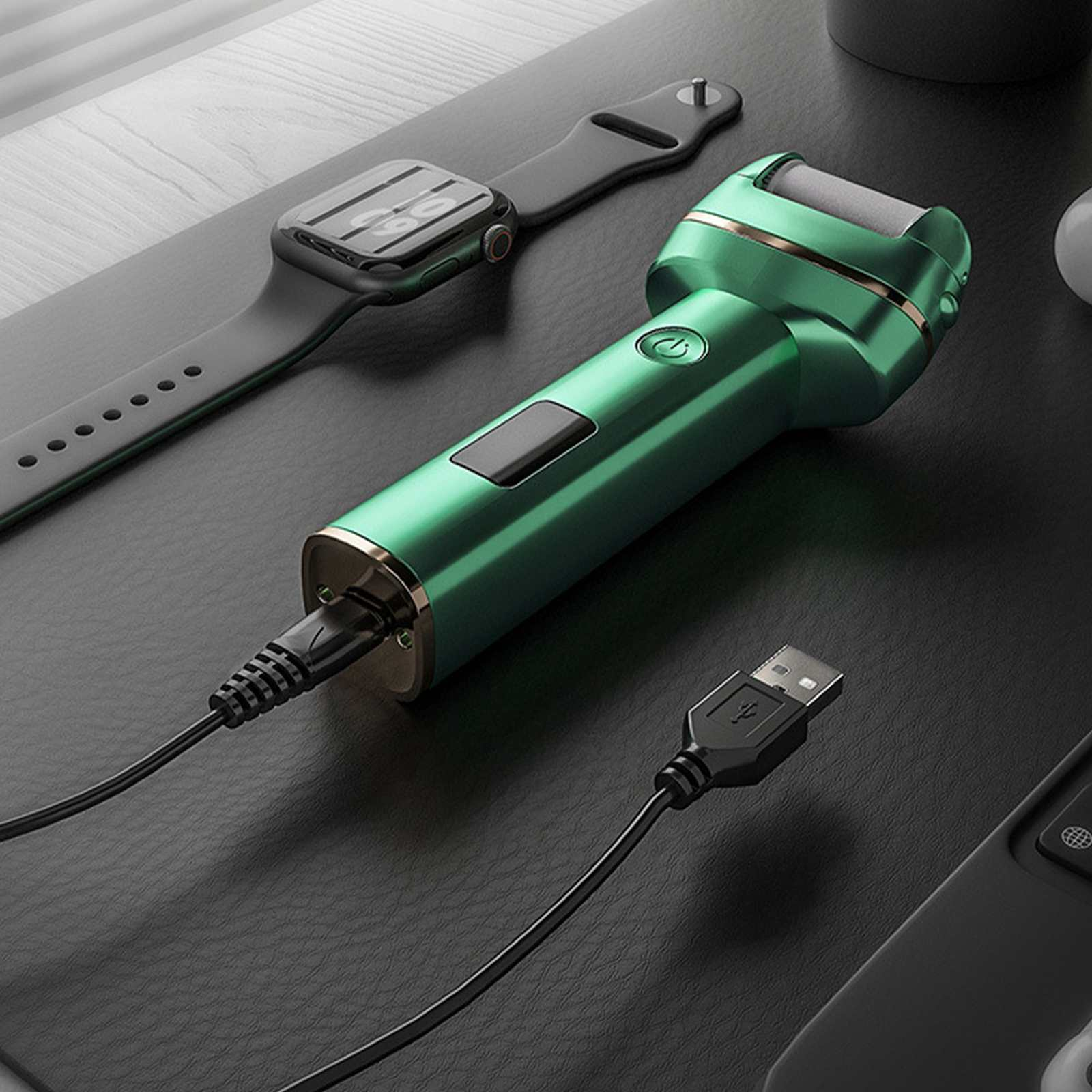 Ein grüner Elektrorasierer mit Ladekabel und USB-Anschluss. Eine Smartwatch und eine Tastatur befinden sich ebenfalls im Bild.