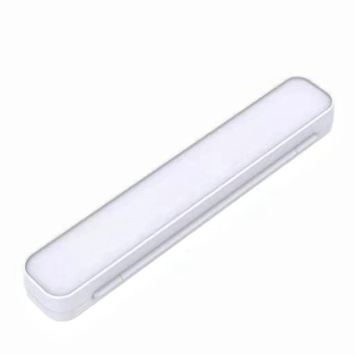 Ein weißer, rechteckiger LED-Lichtbalken. Das Licht ist an und die Kanten sind abgerundet. Der Hintergrund ist weiß.