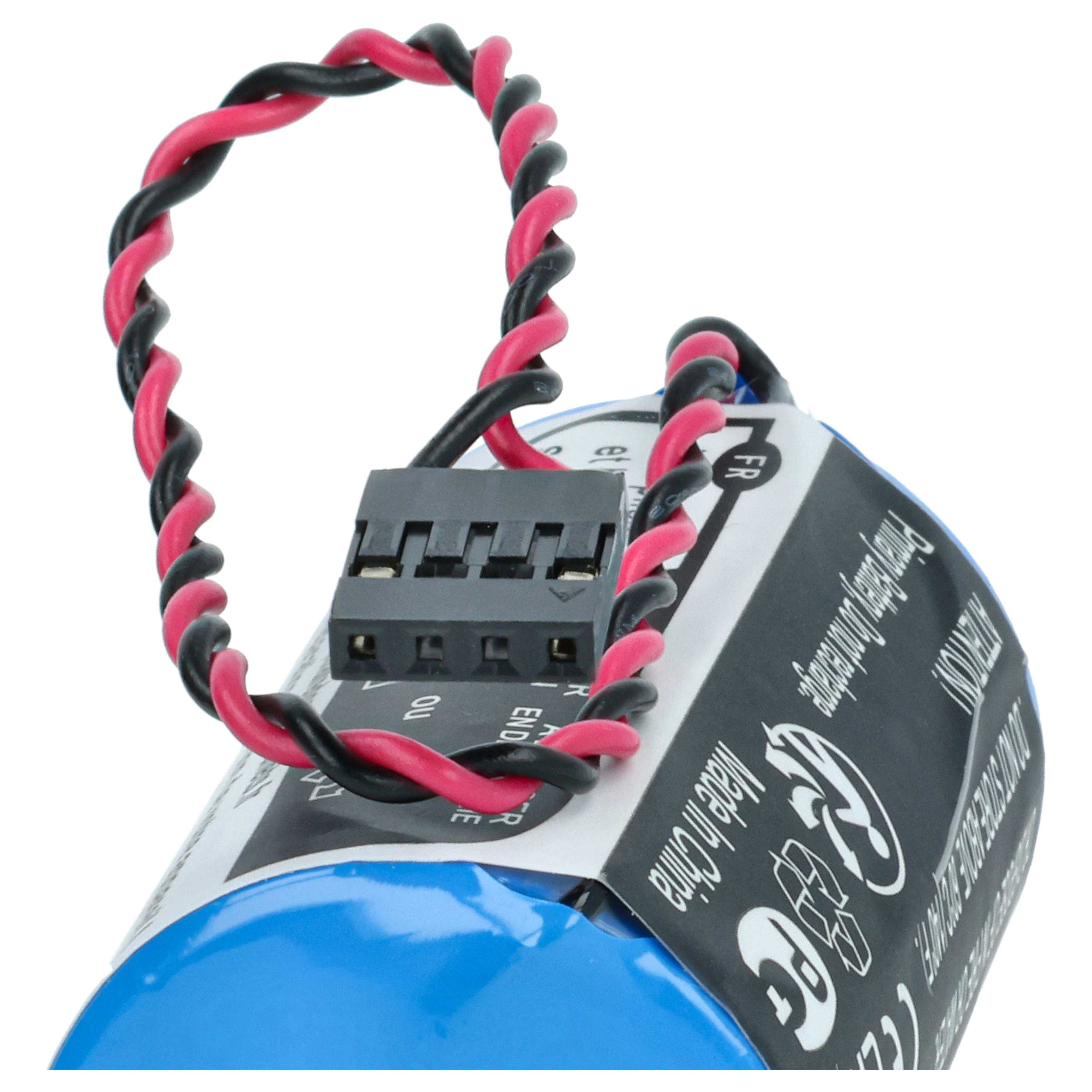Eine blaue Batterie mit schwarz-roten, verdrehten Drähten und einem schwarzen Stecker. Auf dem Etikett steht 'Made in China'.