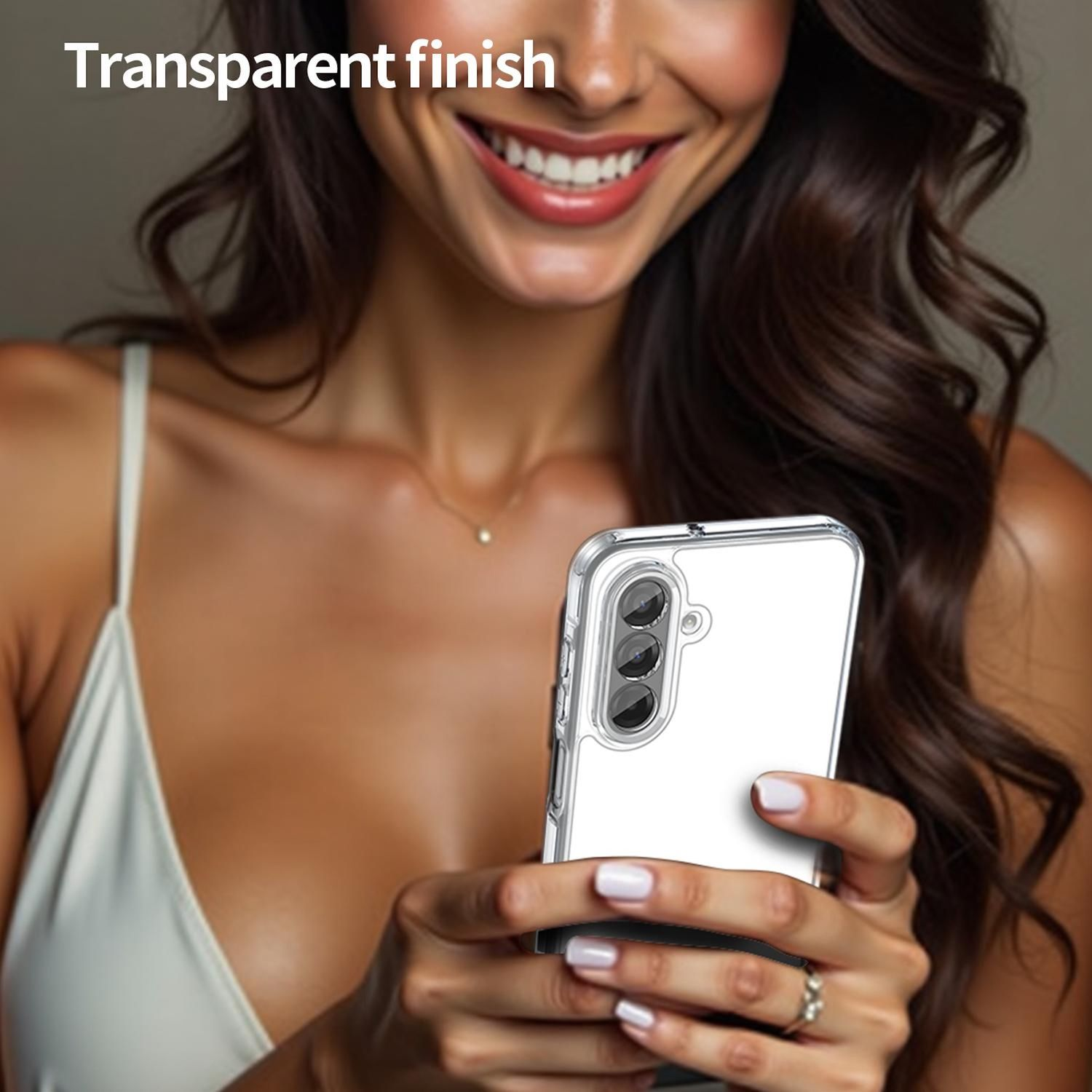 Frau hält ein Telefon in einer transparenten Hülle. Sie lächelt mit einer goldenen Halskette und einem Ring. Das Telefon hat Kameralinsen.