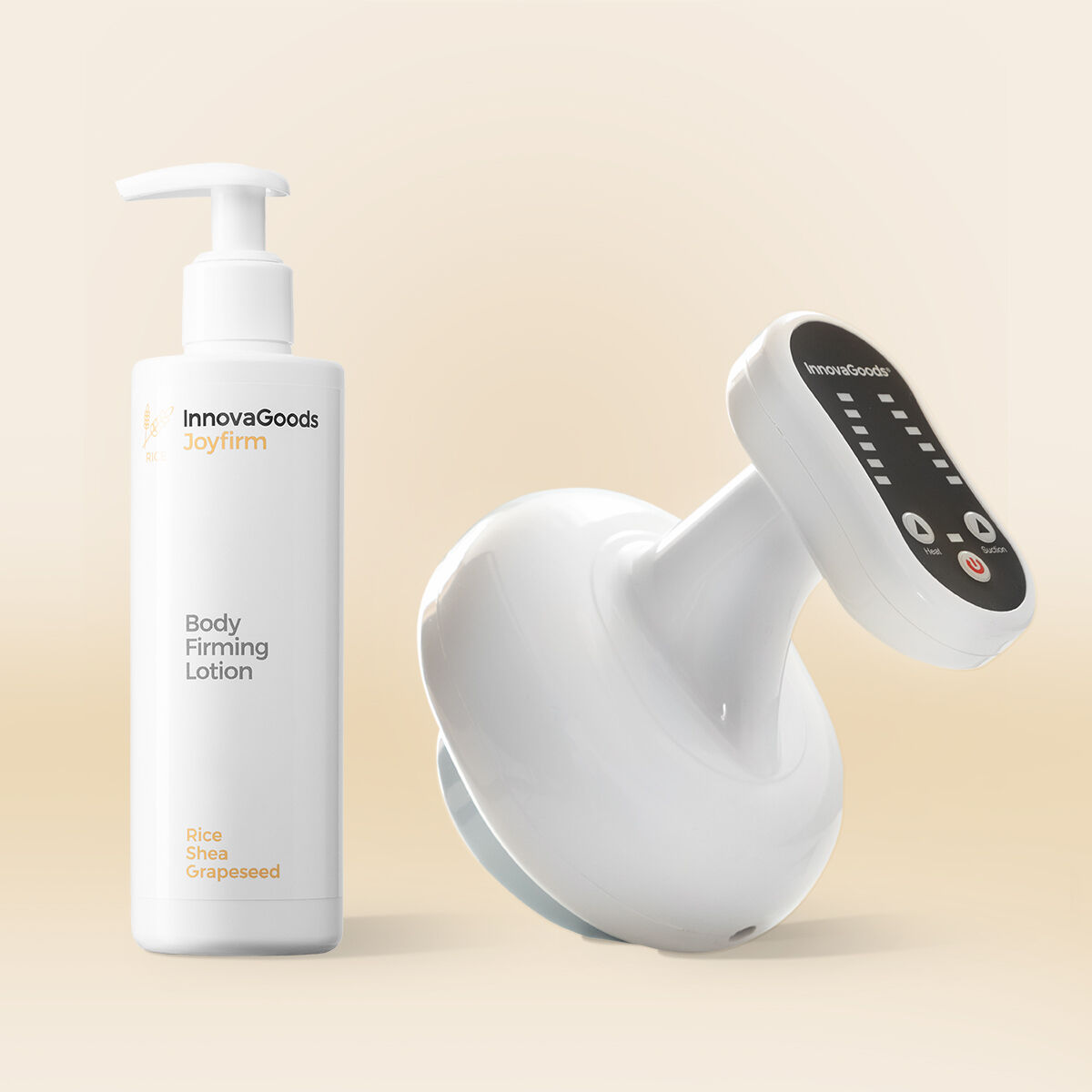 Eine weiße Lotionflasche und ein weißes Körpermassagegerät auf beigem Hintergrund. Die Lotion ist mit 'Body Firming Lotion' beschriftet.