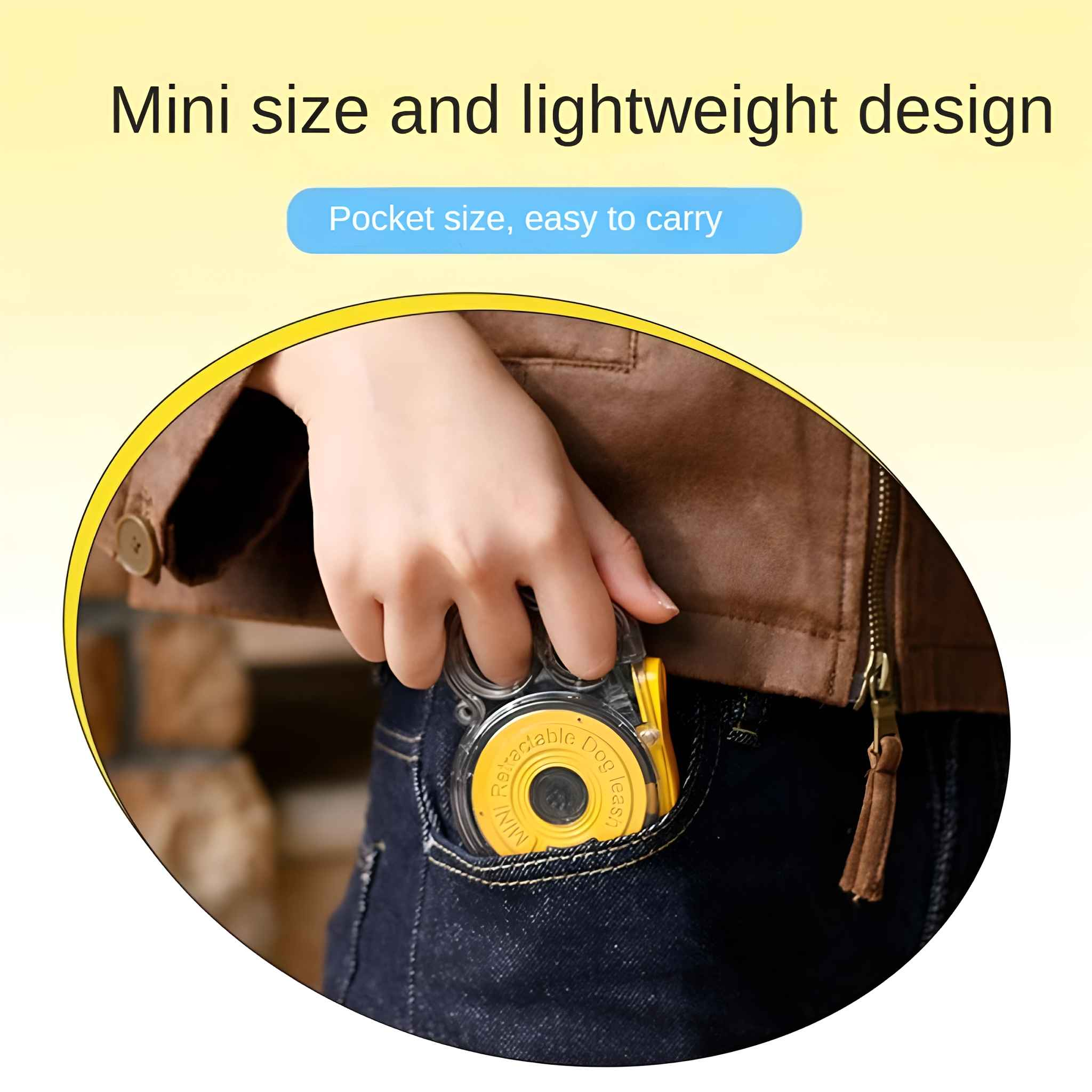Eine Hand hält eine gelbe, einziehbare Hundeleine in einer Tasche. Die Person trägt eine braune Jacke und Jeans.