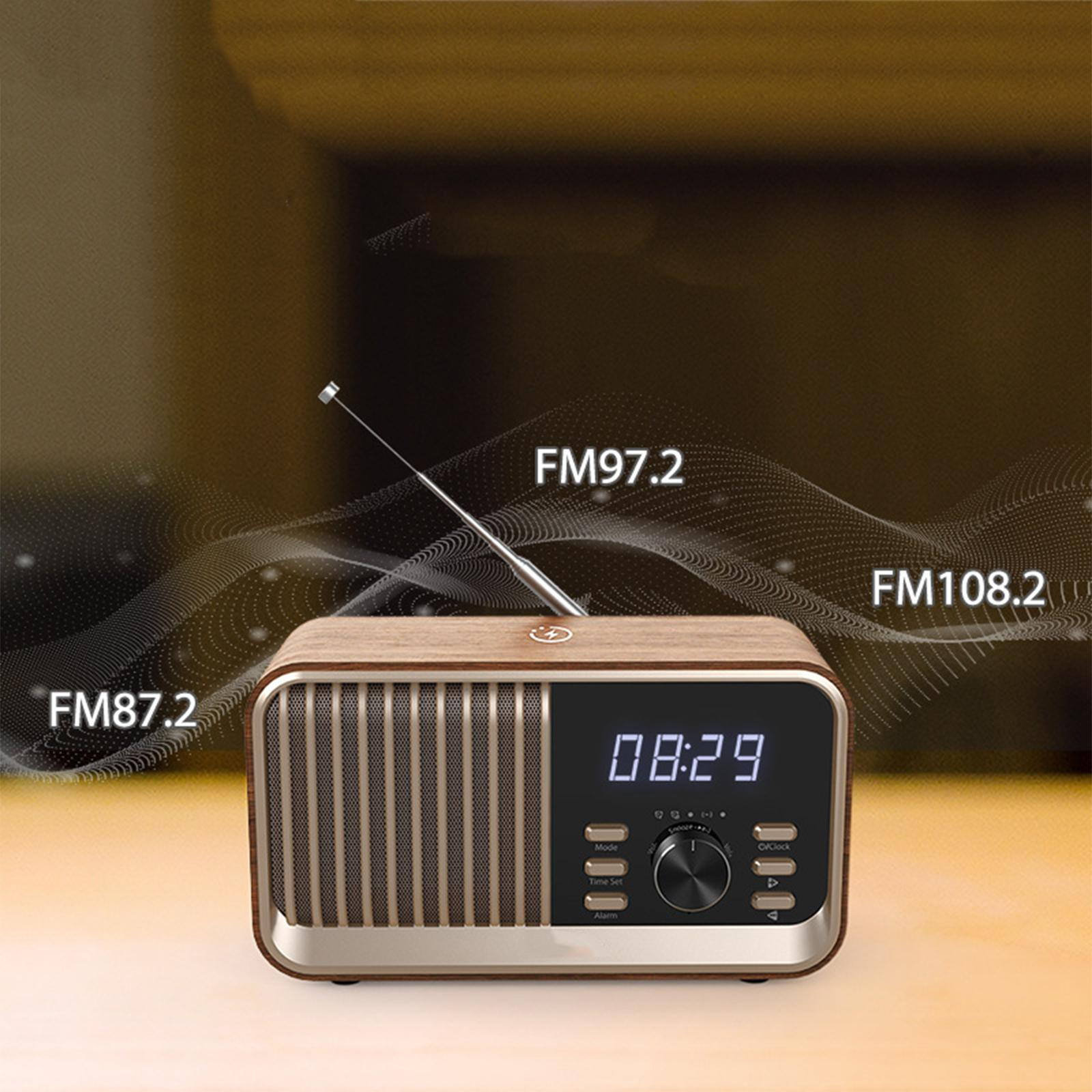 Retro-Radio aus Holz mit Digitaluhr, die 08:29 anzeigt. Es hat eine Antenne und FM-Radiofrequenzen.