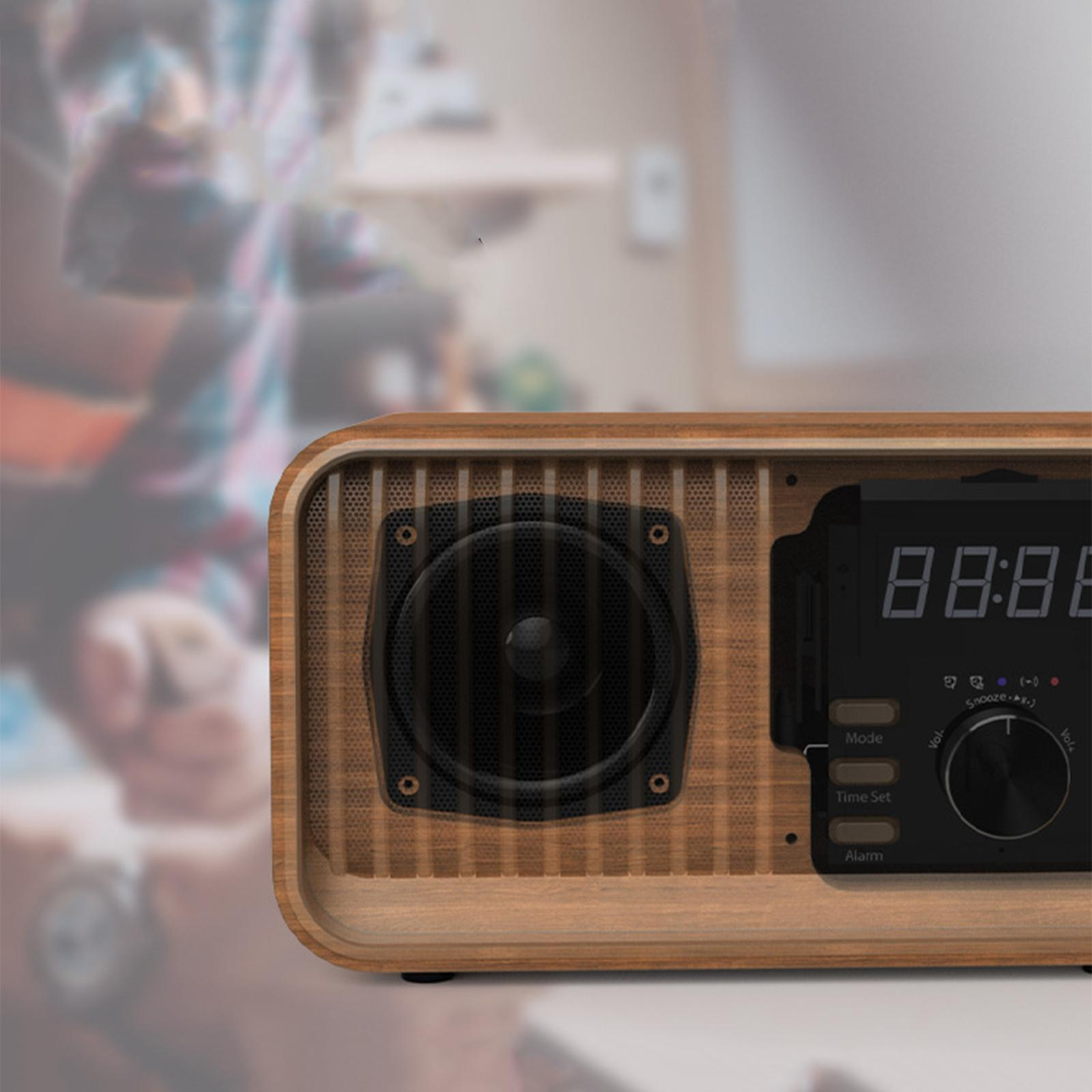 Ein hölzernes Retro-Radiowecker mit schwarzem Lautsprecher und Digitalanzeige. Tasten für Modus, Zeit und Alarm.