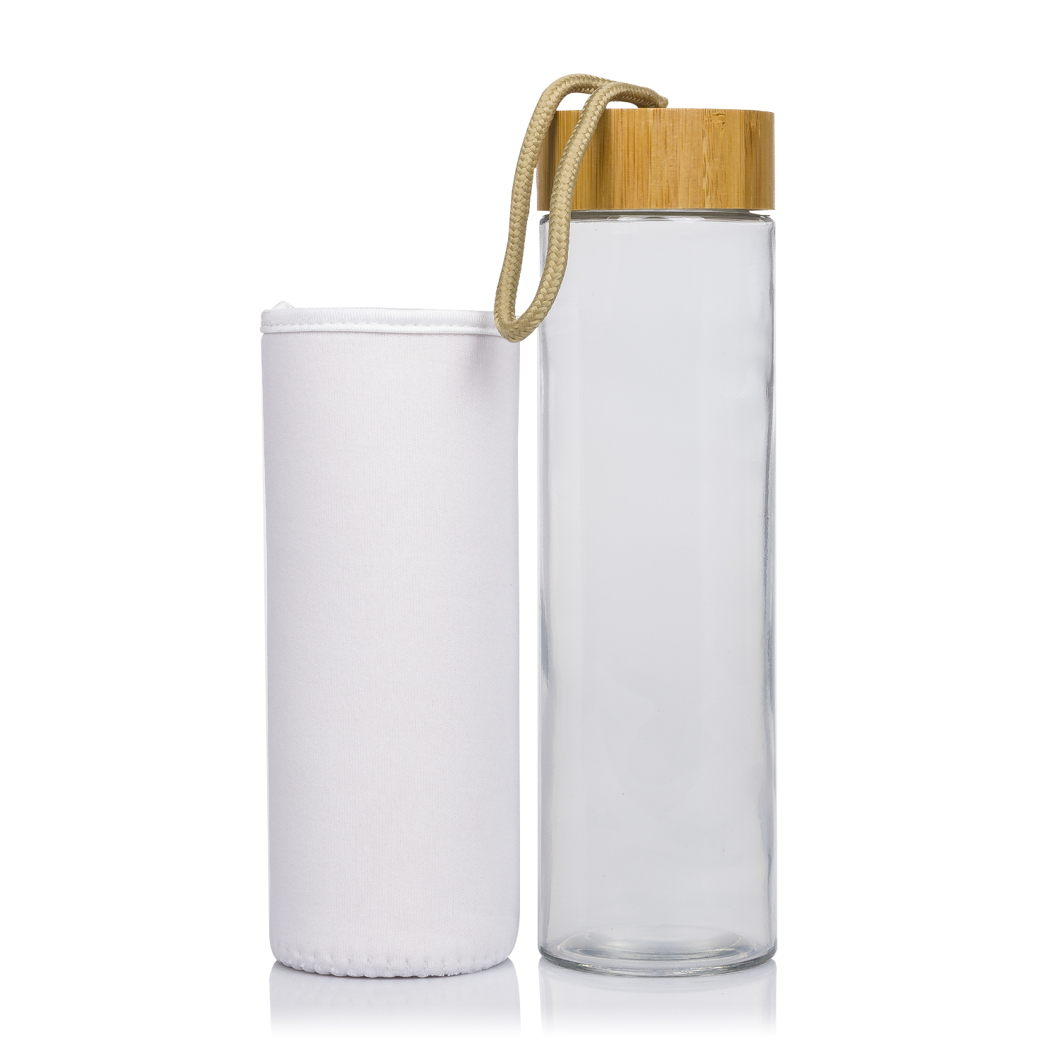 Una botella de agua de vidrio transparente con tapa de madera y una cuerda beige. Junto a ella hay una funda blanca.