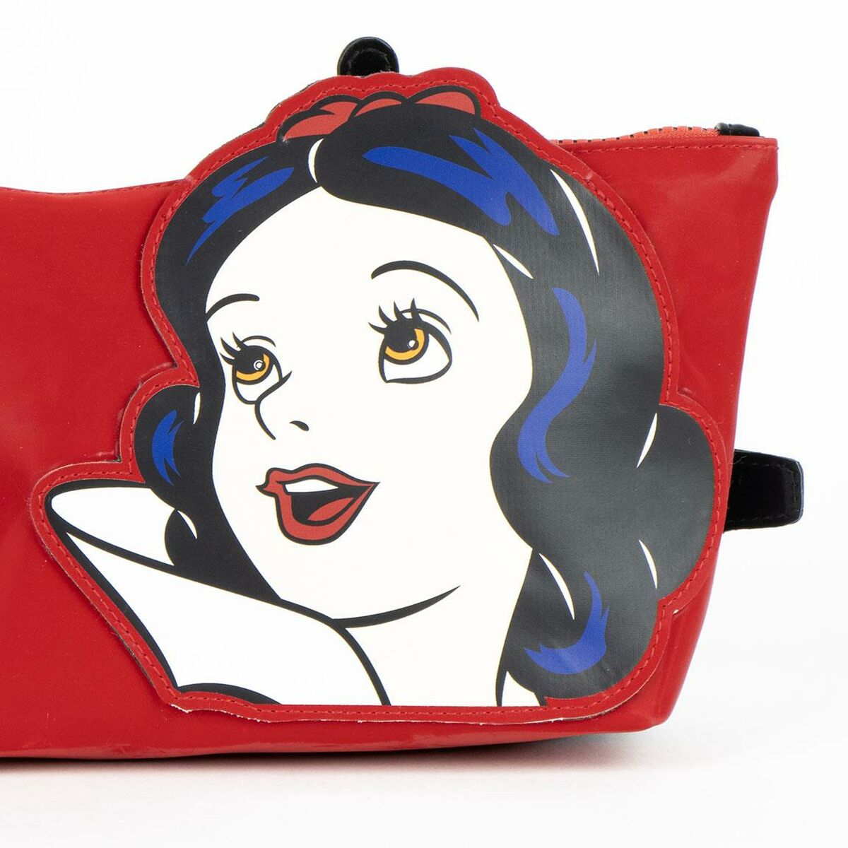 Eine rote Kosmetiktasche mit Schneewittchen-Design. Die Tasche hat einen schwarzen Reißverschluss und einen Griff. Schneewittchens Gesicht ist vorne.