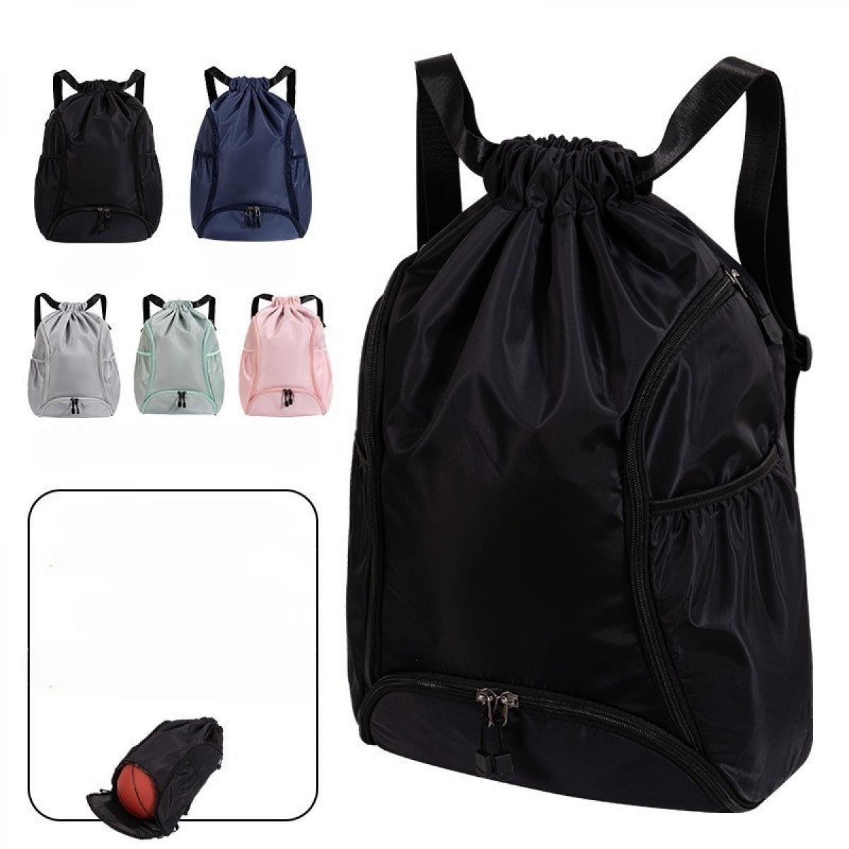 Ein schwarzer Rucksack mit Kordelzug ist abgebildet, zusammen mit kleineren Versionen in verschiedenen Farben. Ein Basketball lugt aus einer offenen Tasche.