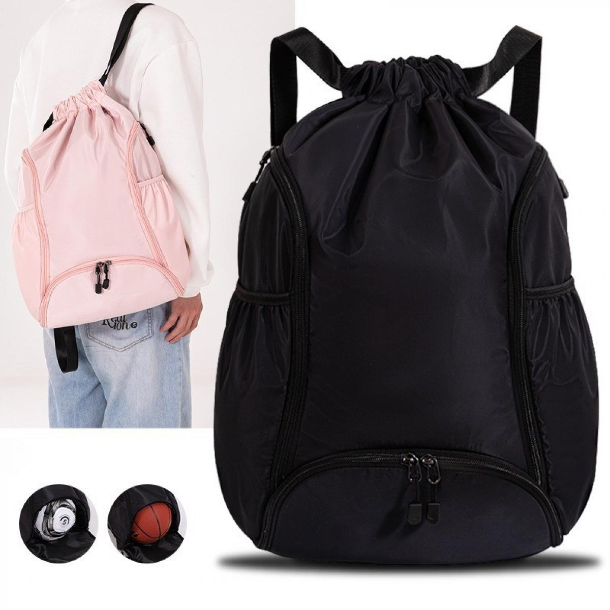 Eine Person mit einem rosa Rucksack. Daneben ein schwarzer Rucksack. Zwei kleine Taschen mit einem Ball und einem Basketball werden ebenfalls gezeigt.