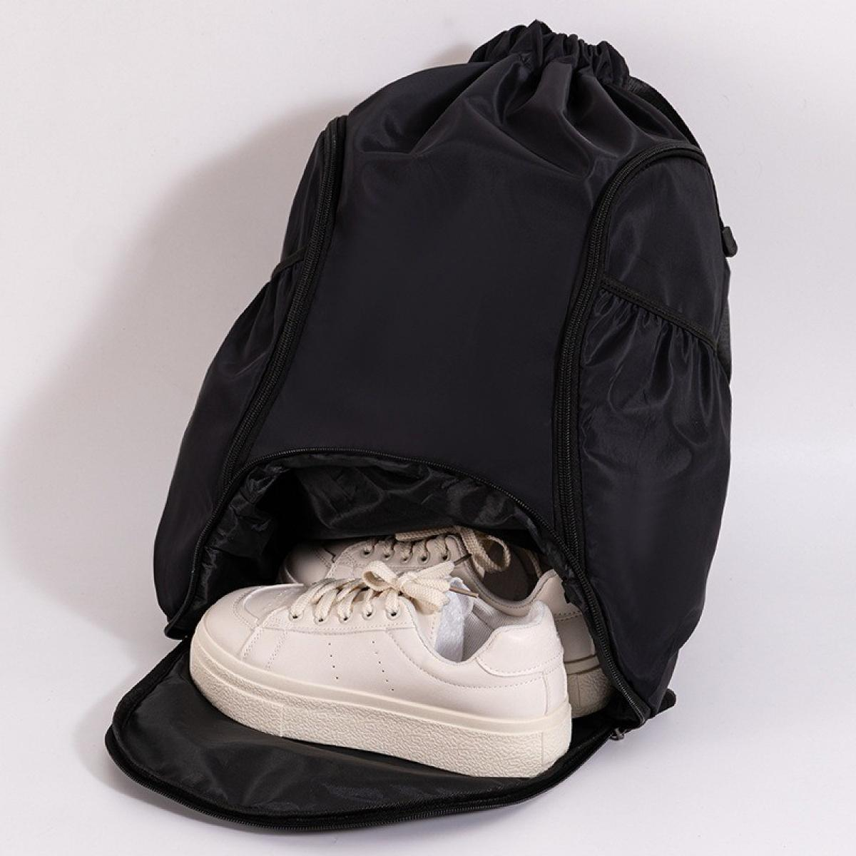 Ein schwarzer Rucksack mit Kordelzug und ein Paar weiße Turnschuhe. Der Hintergrund ist schlicht weiß.