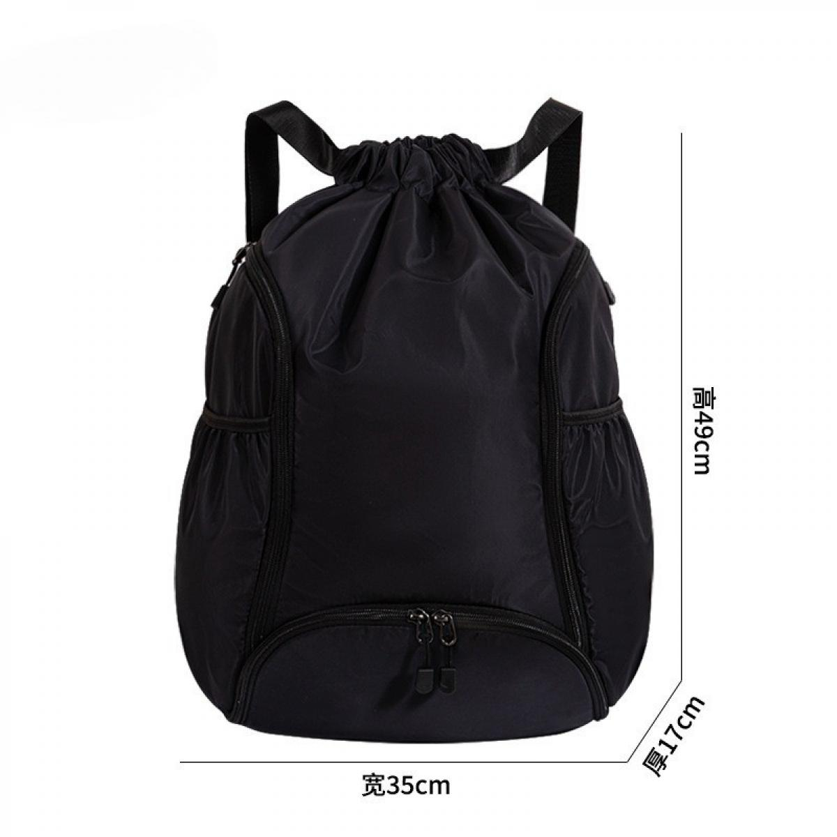 Schwarzer Rucksack mit Kordelzug. Er hat Seitentaschen, eine Fronttasche mit Reißverschluss und die Maße 49cm x 35cm x 17cm.